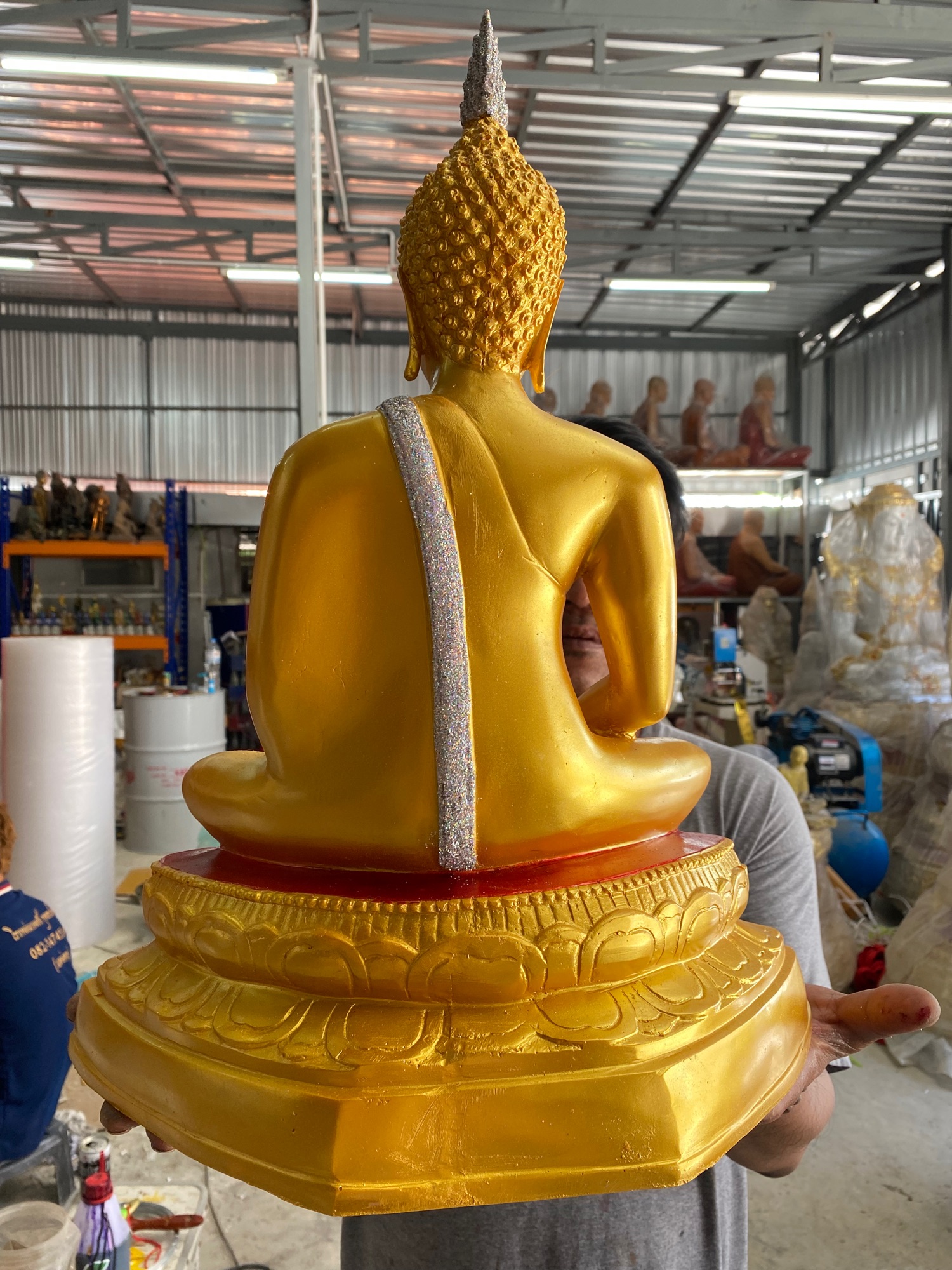 พระปางสมาธิ องค์ใหญ่เป็นพระประธานได้ กว้าง 15 นิ้วครึ่ง สูง 21 นิ้ว