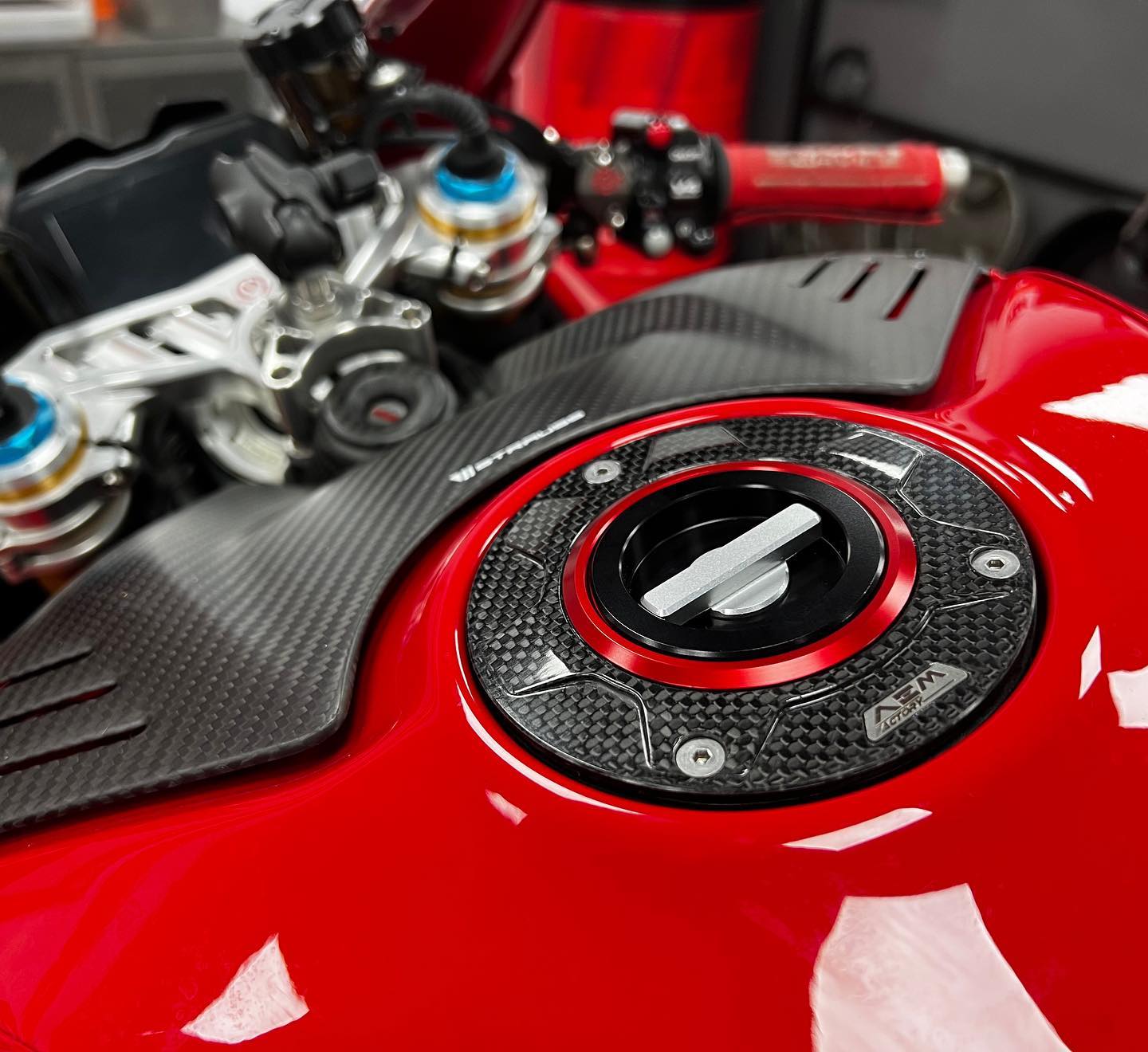 ฝาถังน้ำมัน AEM แบบคาร์บอน สำหรับ Panigale V4 2018+