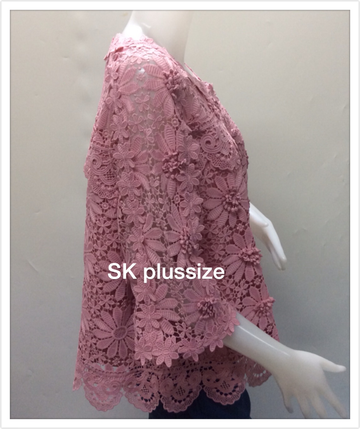 เสื้อลูกไม้ทรงเอ คอกลม สีกะปิ รอบอก 38 นิ้ว