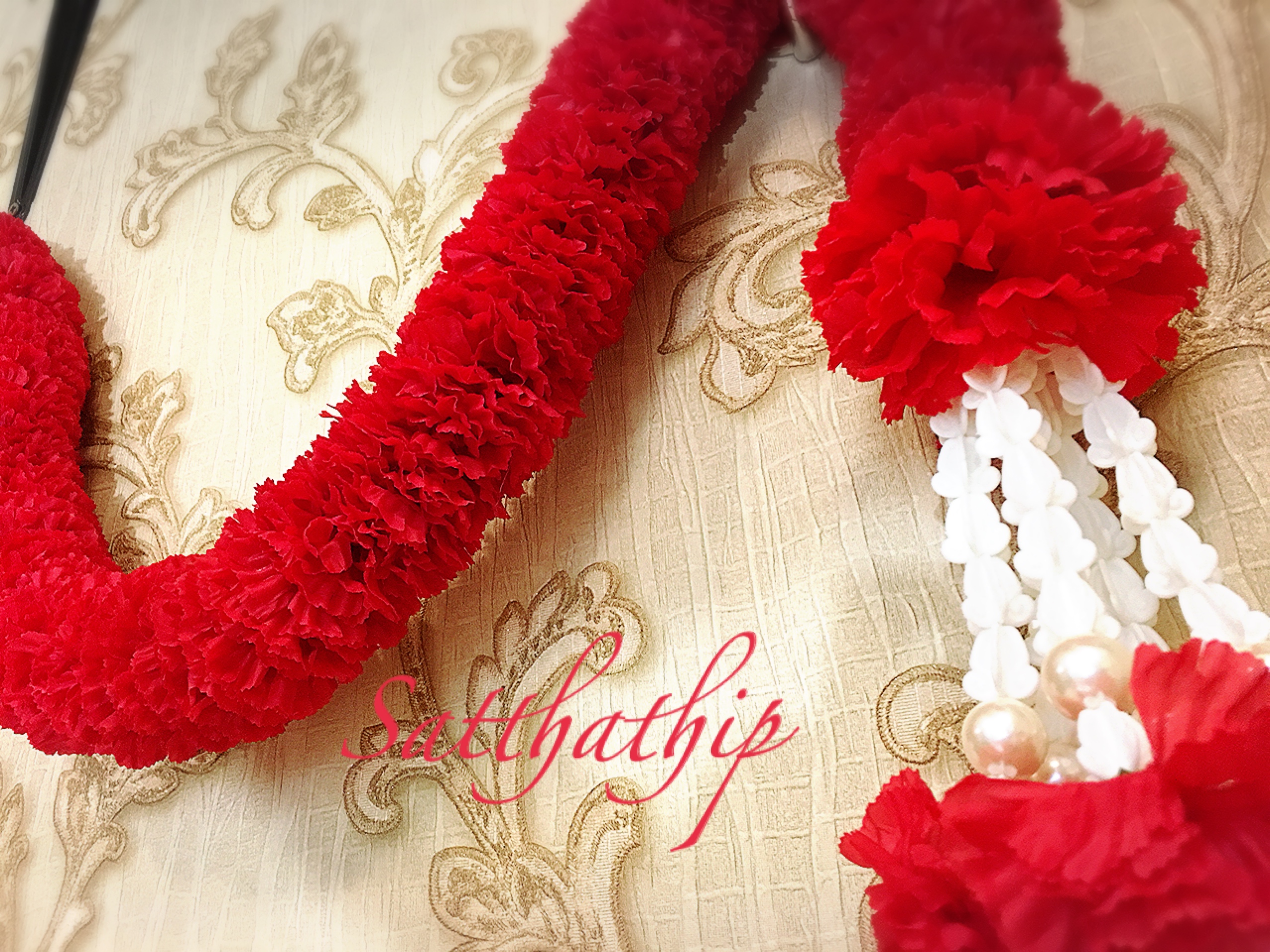 พวงมาลัยผ้าสองชาย [แบบตัดก้านดอกร้อยแน่น 400 บาท/เมตร]