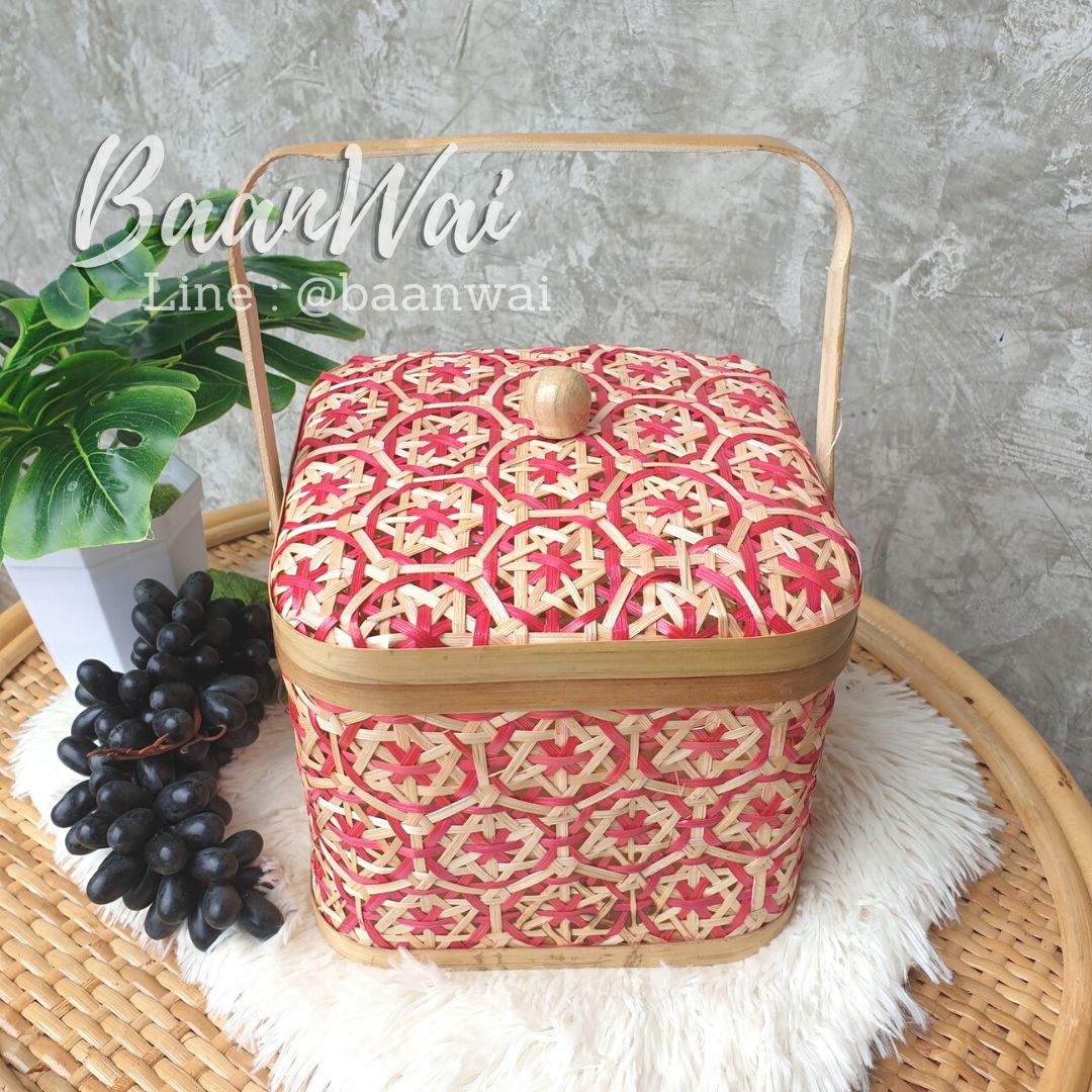 ปิ่นโตไม้ไผ่ ลายพิกุล ทรงเหลี่ยม หูพับ ขนาด 8*8*6 นิ้ว