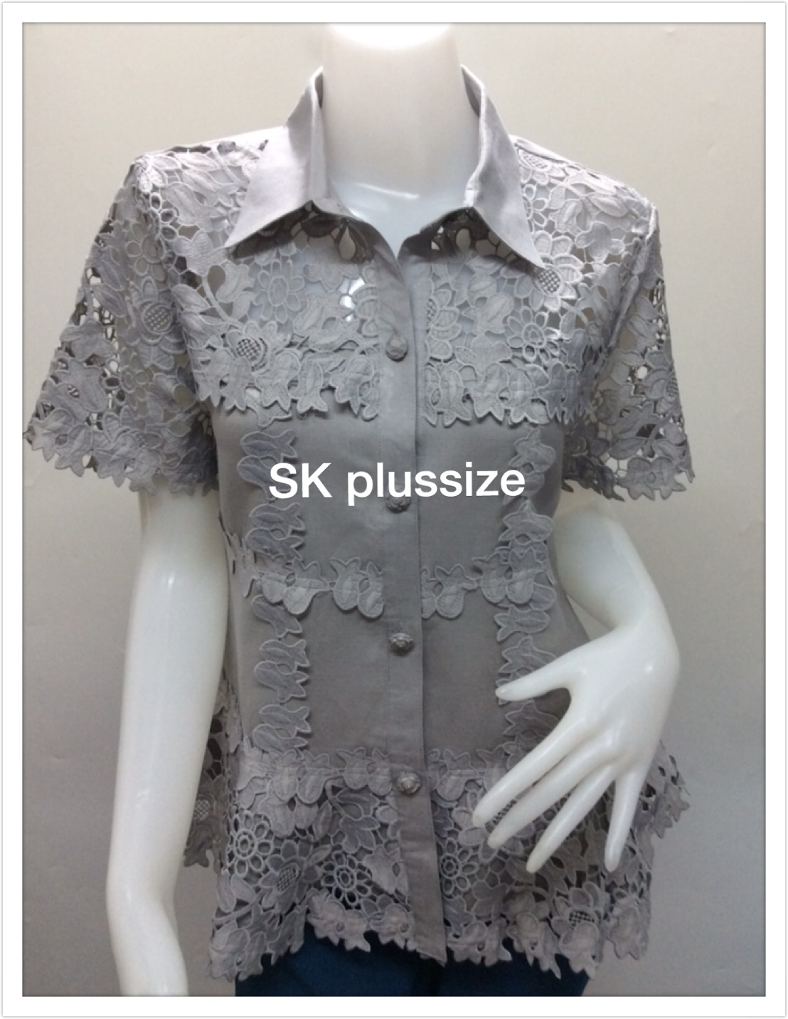เสื้อลินินแต่งลูกไม้ ชายระบาย สีเทา รอบอก 46 นิ้ว