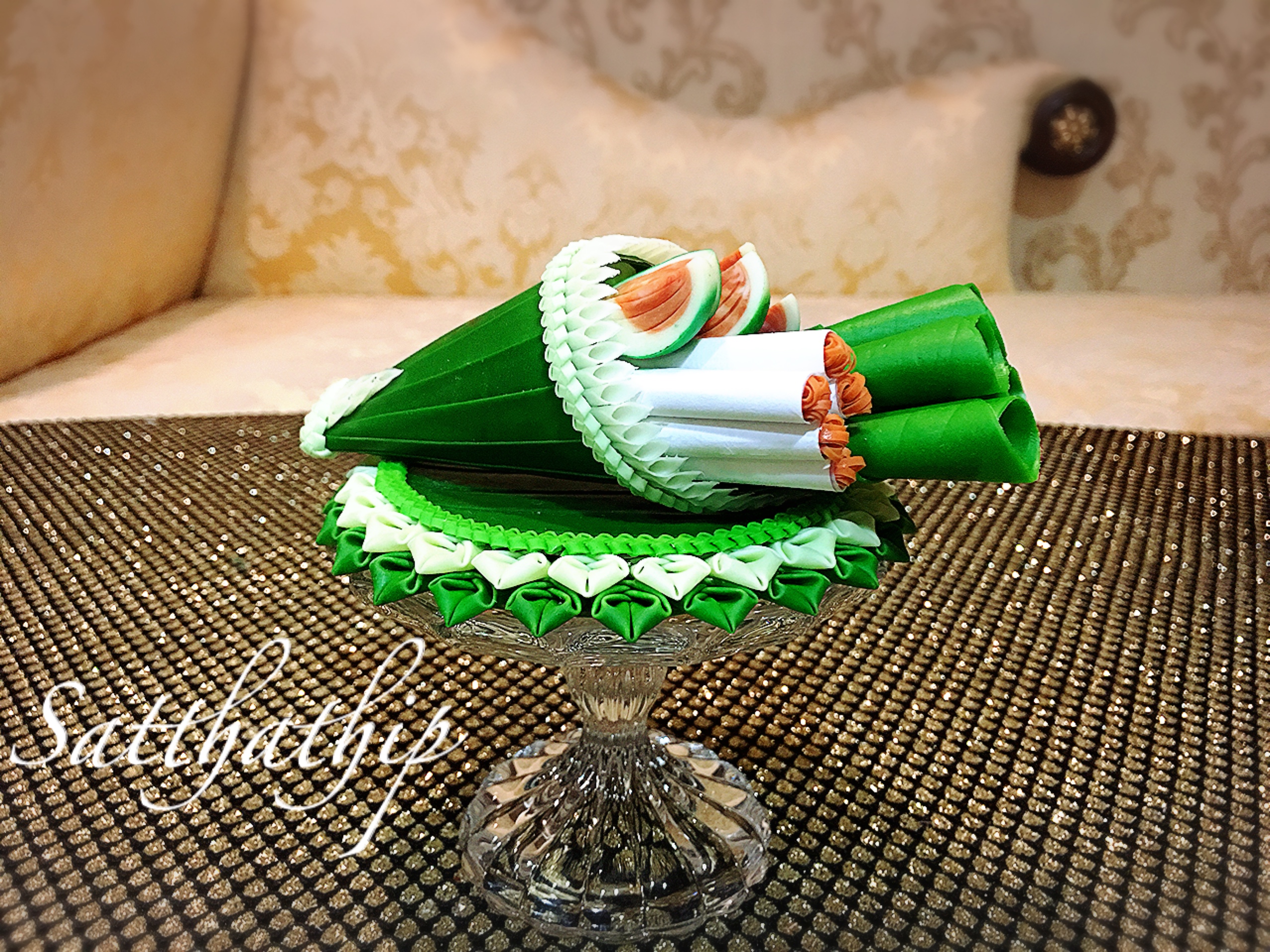 ชุดกรวยเชี่ยนหมากพลู พร้อมถาดใบตอง ประดิษฐ์จากดิน บนพานแก้ว - Betel