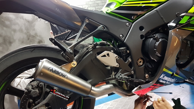 ท่อ Arrow รุ่น Pro-Race titanium สำหรับ ZX10R ปี 2016 ขึ้นไป (For Exhibition only)