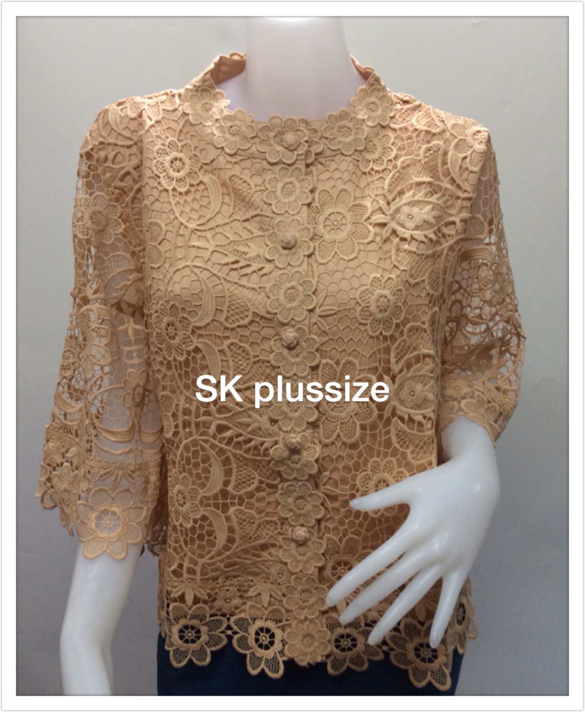 เสื้อลูกไม้คอตั้ง สีทอง แขน 3 ส่วน รอบอก 48 นิ้ว