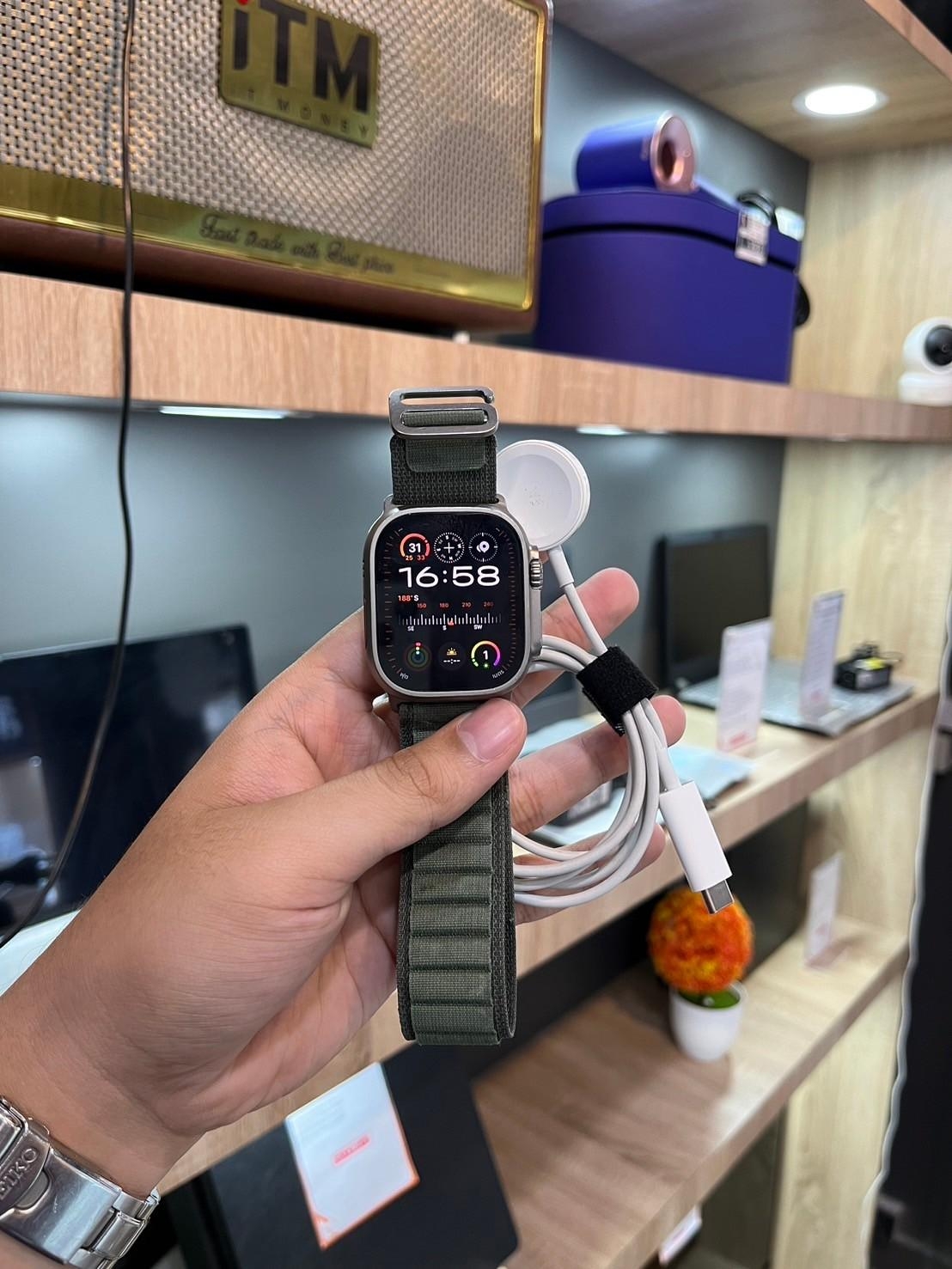 Apple Watch Ultra GPS + Cell 49mm Titanium