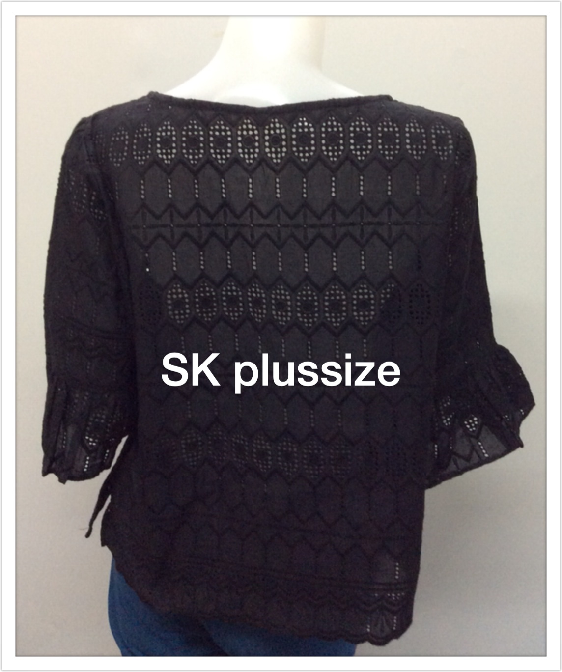 เสื้อคอตตอนฉลุ สีดำ คอปาด แขนต่อระบาย รอบอก 44 นิ้ว