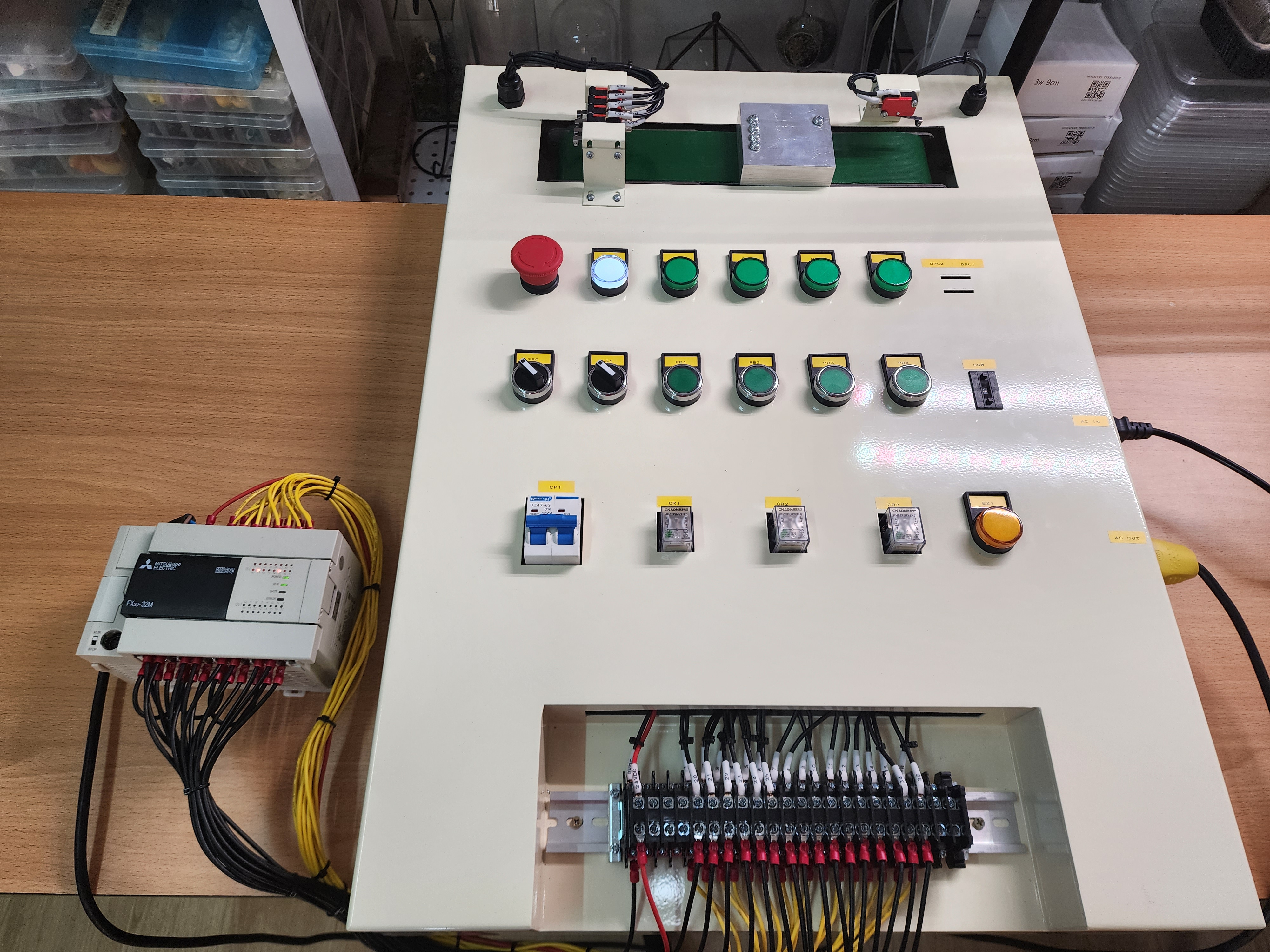 ชุดฝึกอบรม PLC พร้อม ชุด Conveyor สำหรับการจำลองการทำงานเครื่องจักร