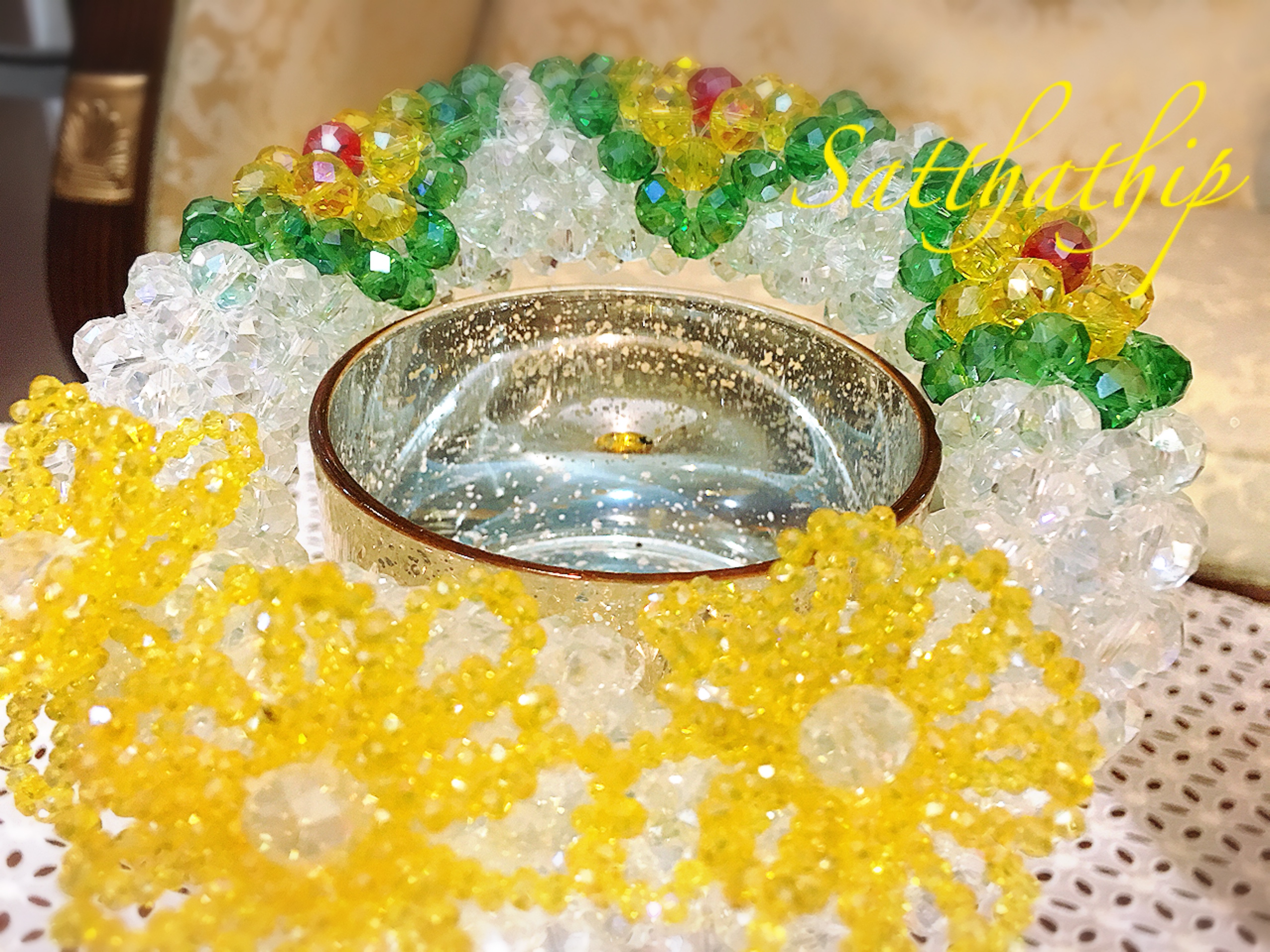 พวงมาลัยคริสตัล ยกดอก สีโทนขาว เหลือง - Crystal Garland