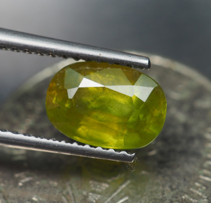 พลอยแท้สฟีน (Sphene) 2.25 กะรัต