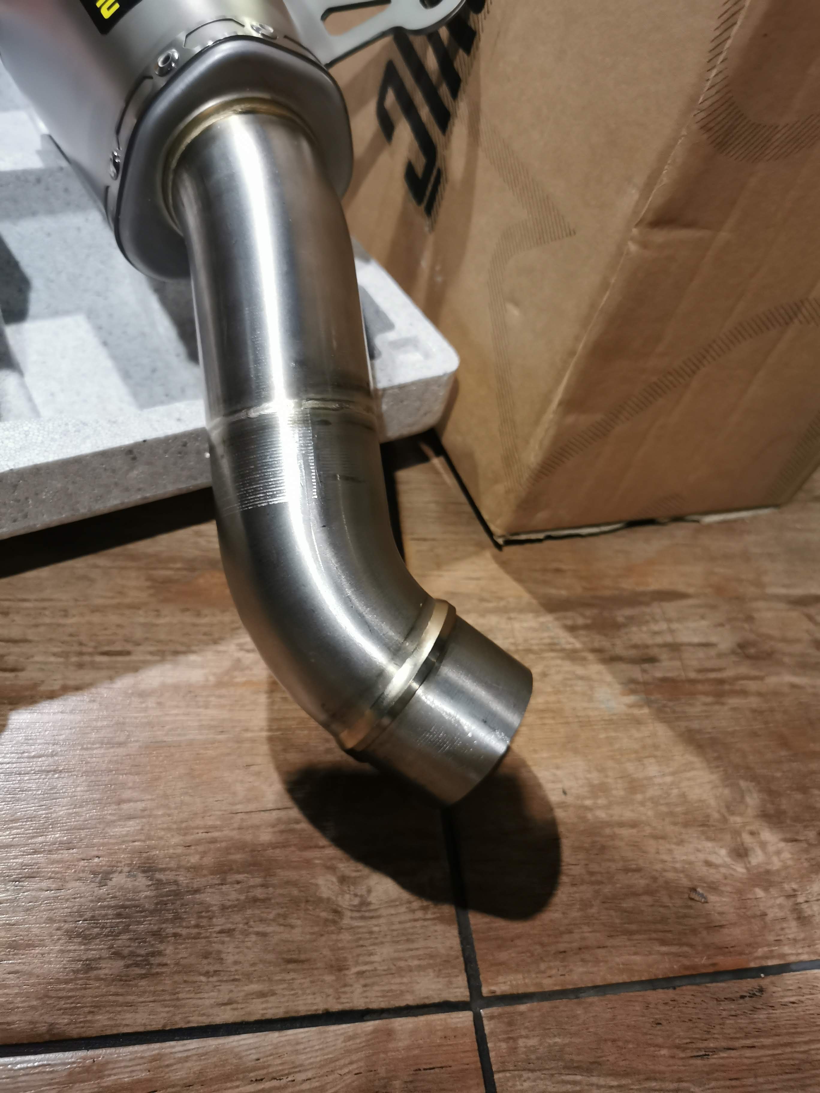 ท่อ Akrapovic Slip-On Shorty สำหรับ Z900 (For Exhibition only)