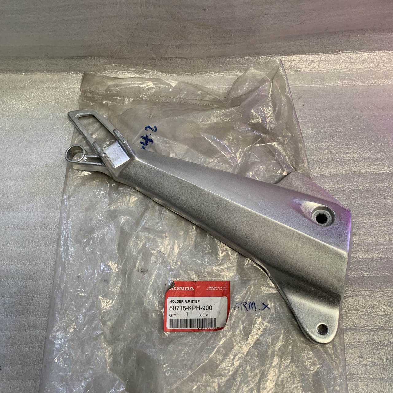 50715-KPH-900 ขายึดพักเท้าหลังขวา WAve125D, S,R WAVE125I 2004-2005 อะไหล่แท้ HONDA