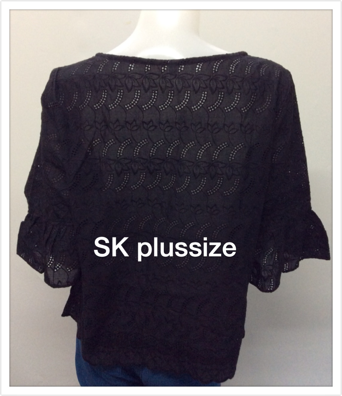 เสื้อคอตตอนฉลุ สีดำ คอปาด แขนต่อระบาย รอบอก 44 นิ้ว