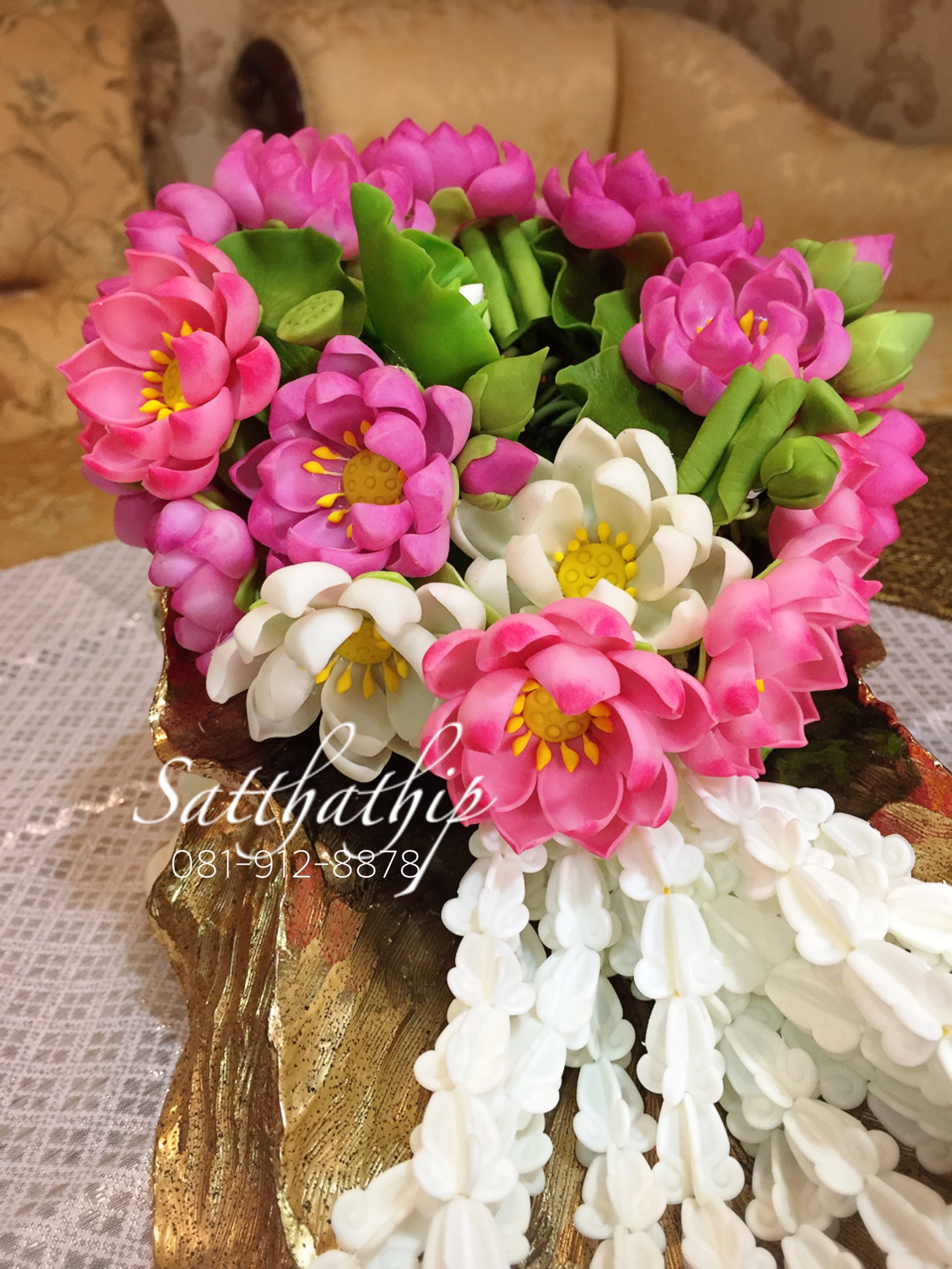 พวงมาลัยดอกบัวหลวง ประดิษฐ์จากดิน - Lotus garland