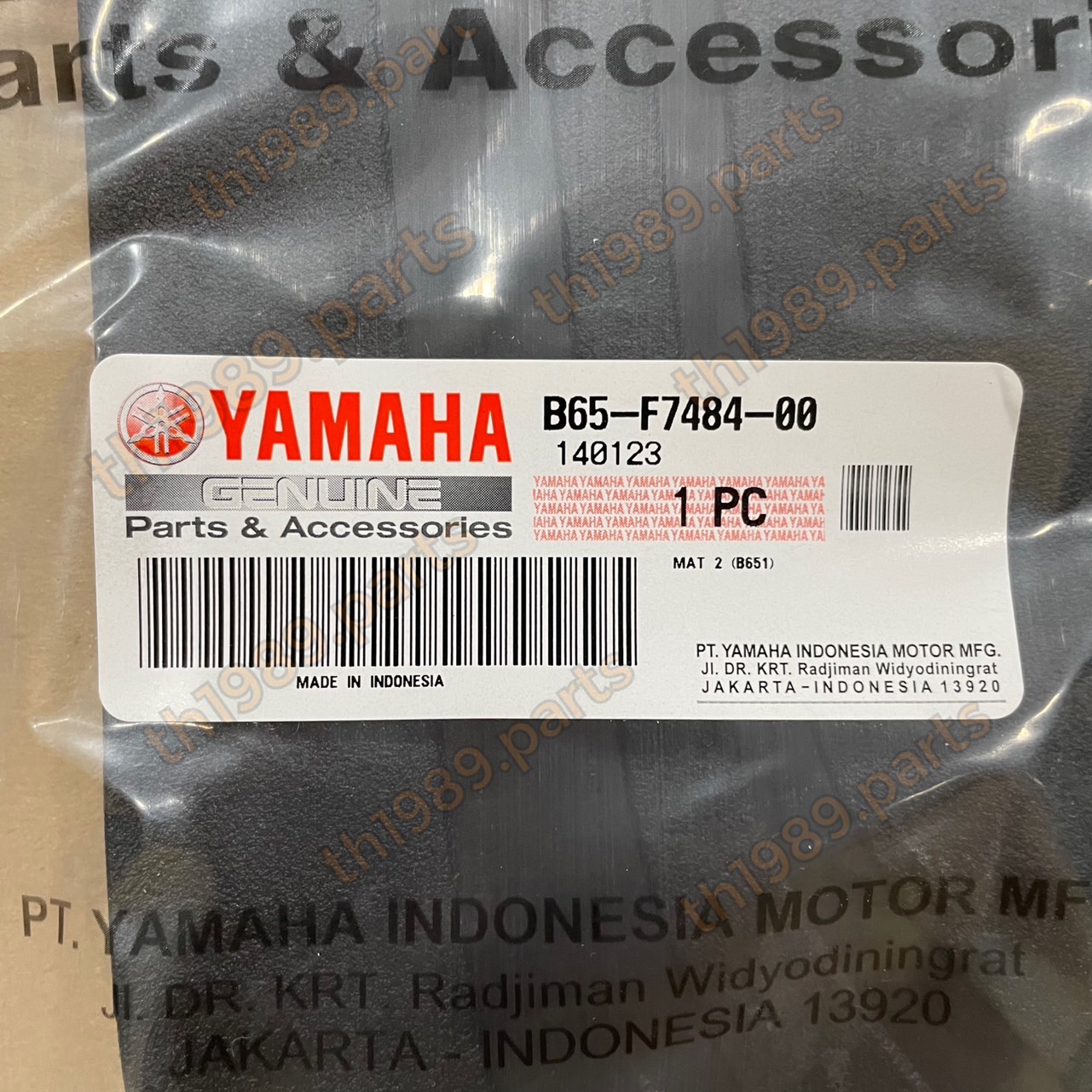 B65-F7484-00 แผ่นยางรองพักเท้าขวา AEROX 2017-2020 อะไหล่แท้ YAMAHA