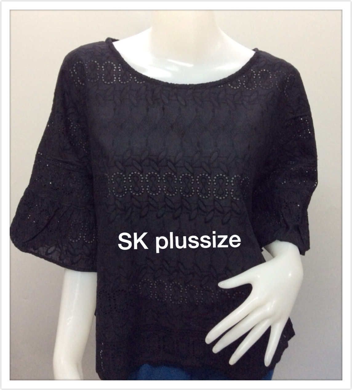 เสื้อคอตตอนฉลุ สีดำ คอปาด แขนต่อระบาย รอบอก 48 นิ้ว