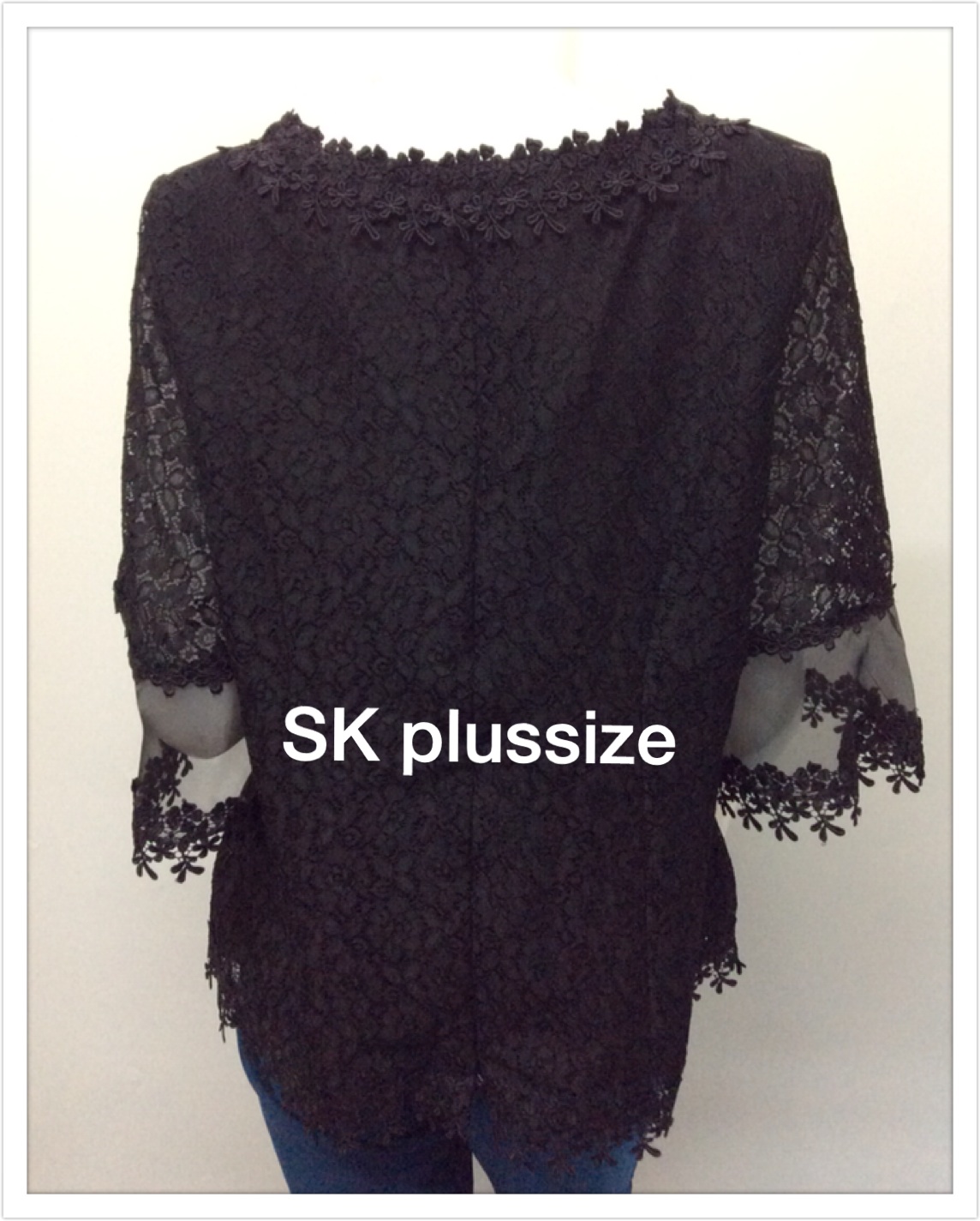 เสื้อลูกไม้ สีดำ แต่งผ้าแก้ว แขน 3 ส่วน รอบอก 38 นิ้ว