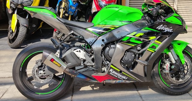 ท่อ Akrapovic shorty สำหรับ zx10 ปี 2016+ รุ่นปากตัดตรง มาพร้อมการ์ดคาร์บอน (For Exhibition only)