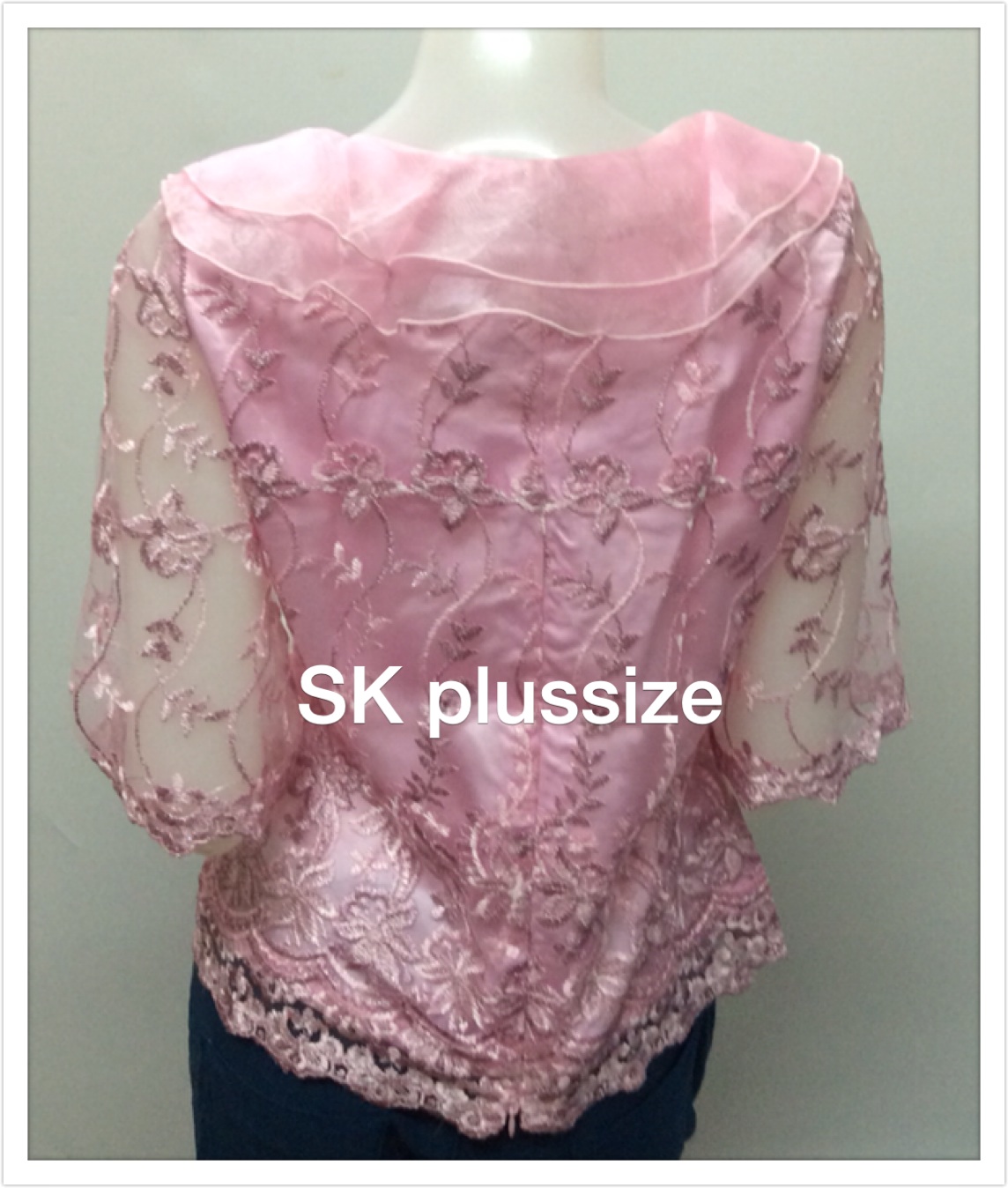 เสื้อลูกไม้บุหงา ปกผ้าแก้วซ้อน สีชมพูอ่อน รอบอก 36 นิ้ว