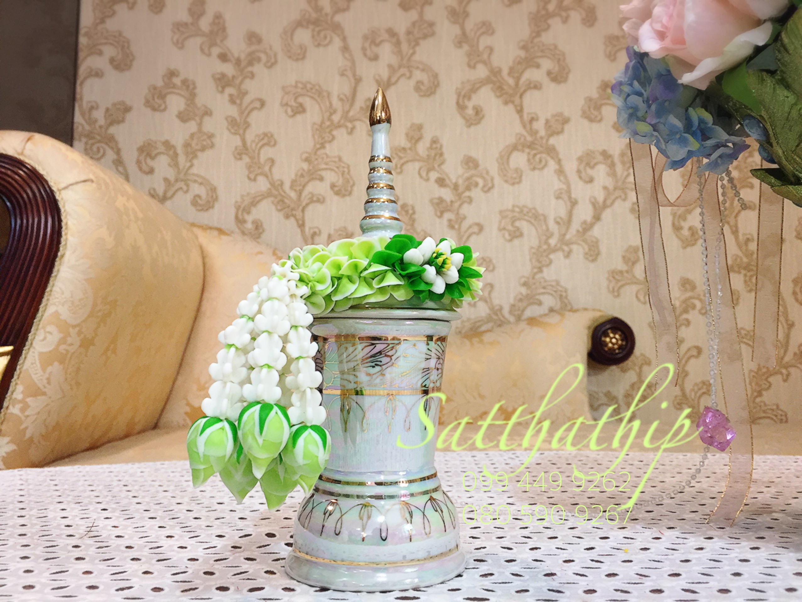 โกศอัฐิเซรามิก เคลือบมุก พร้อมพวงมาลัย ประดิษฐ์จากดิน