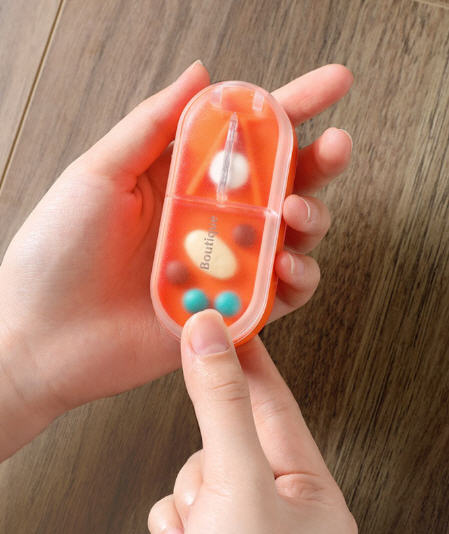 กล่องใส่ยาพร้อมที่ตัดยา,กล่องตัดยา,ที่ตัดเม็ดยา,ที่ตัดยา,มีดหั่นยา