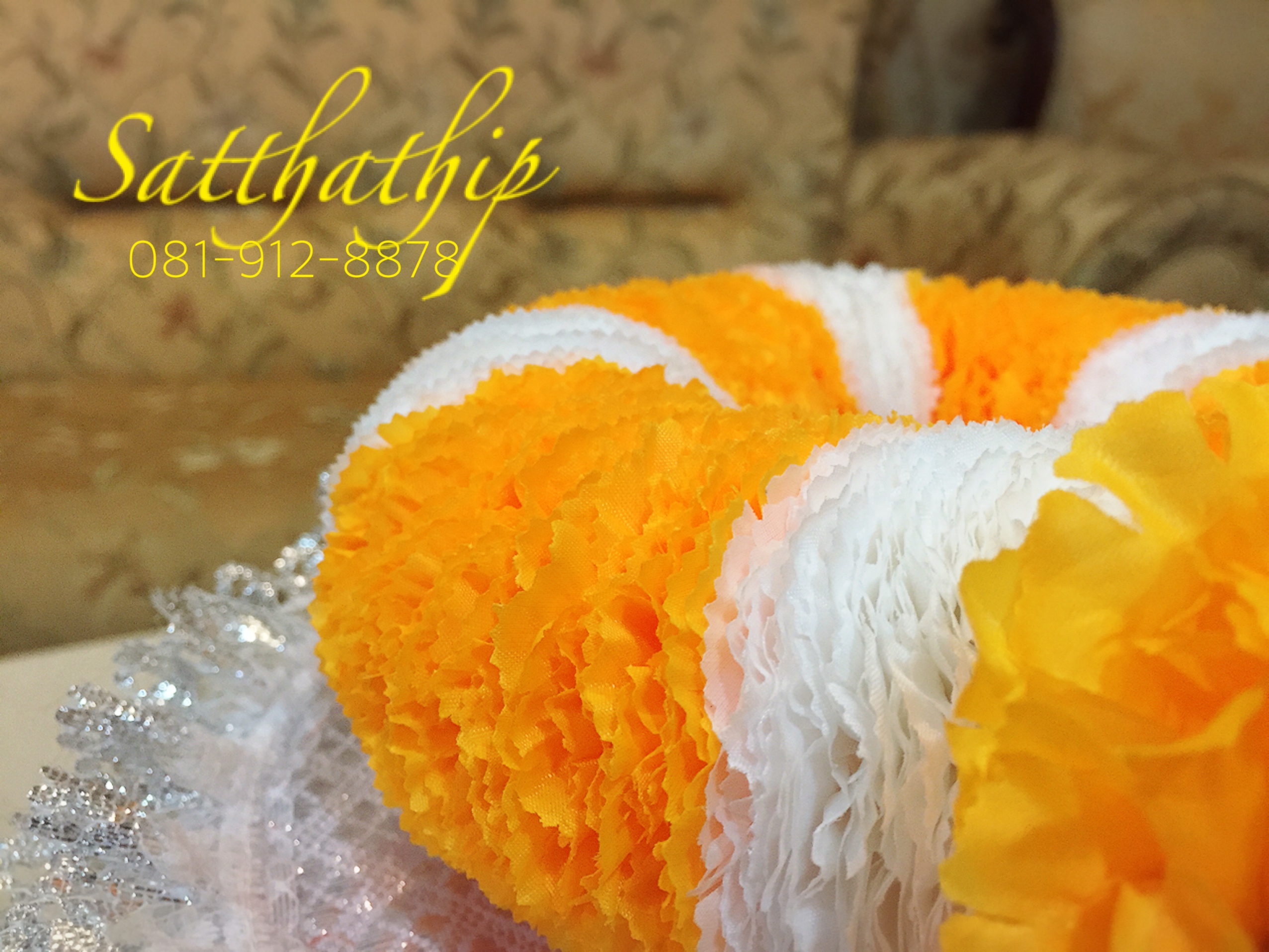 พวงมาลัยผ้า ดอกคาเนชั่น (ร้อยด้วยกลีบ) สีเหลืองส้ม - Fabric garland