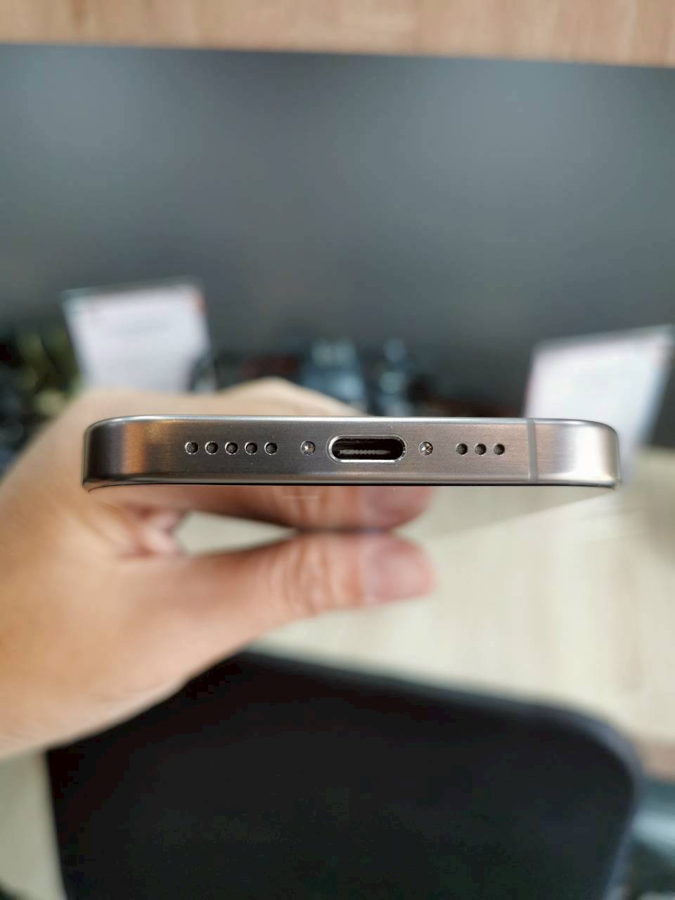 iPhone 15 Pro 1TB Natural Titanium