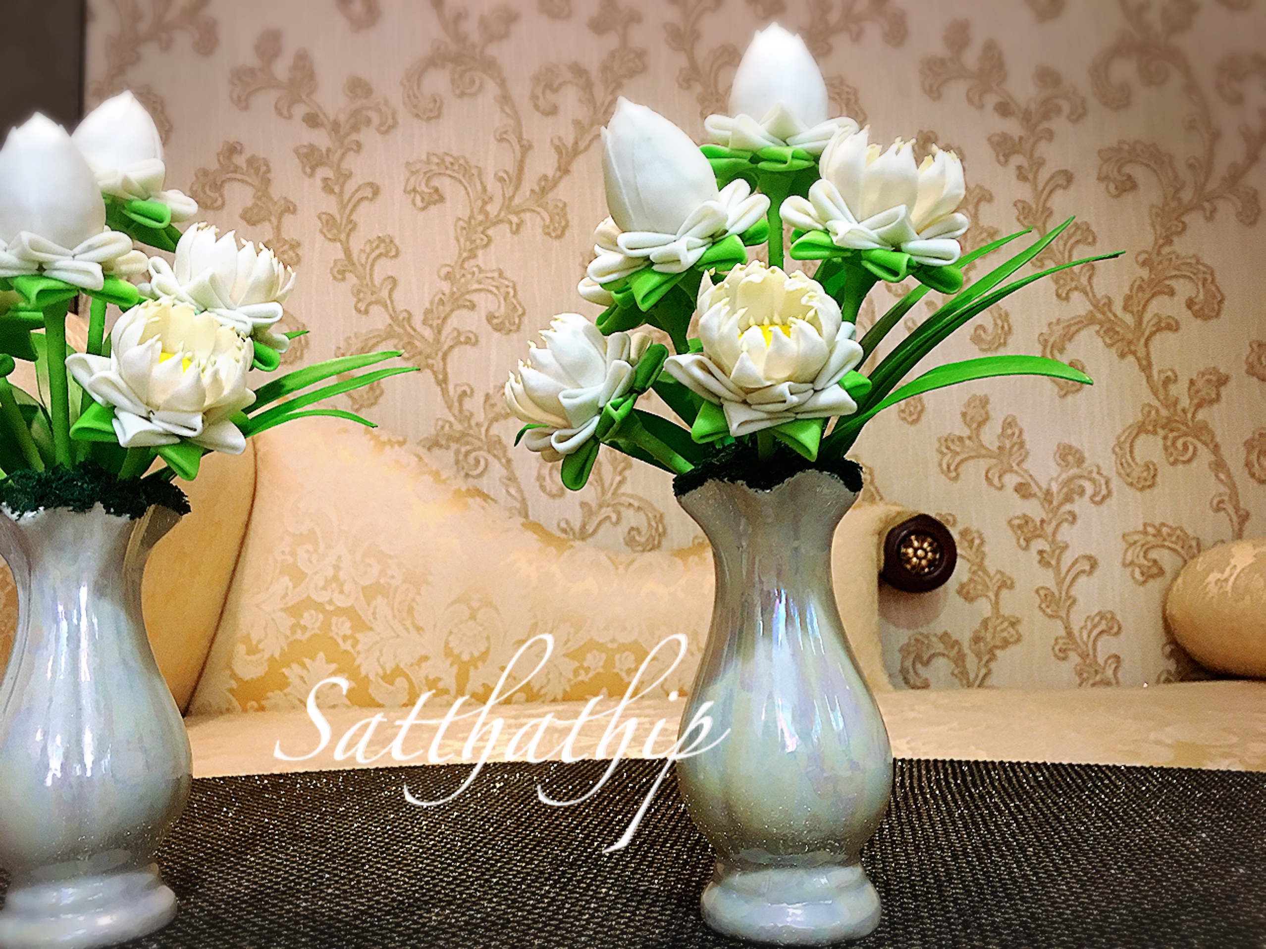 แจกันดอกบัว - ดอกบัวประดิษฐ์ - แจกันดอกบัวพับสีขาว (ข้างละ 6 ดอก) ประดิษฐ์จากดิน - แจกันดอกบัวประดิษฐ์ - Lotus Flower