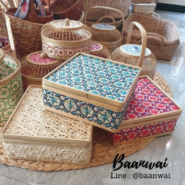 กล่องชะลอม ลายพิกุล ทรงเหลี่ยม ขนาด 10*10*3 นิ้ว (สีธรรมชาติ)