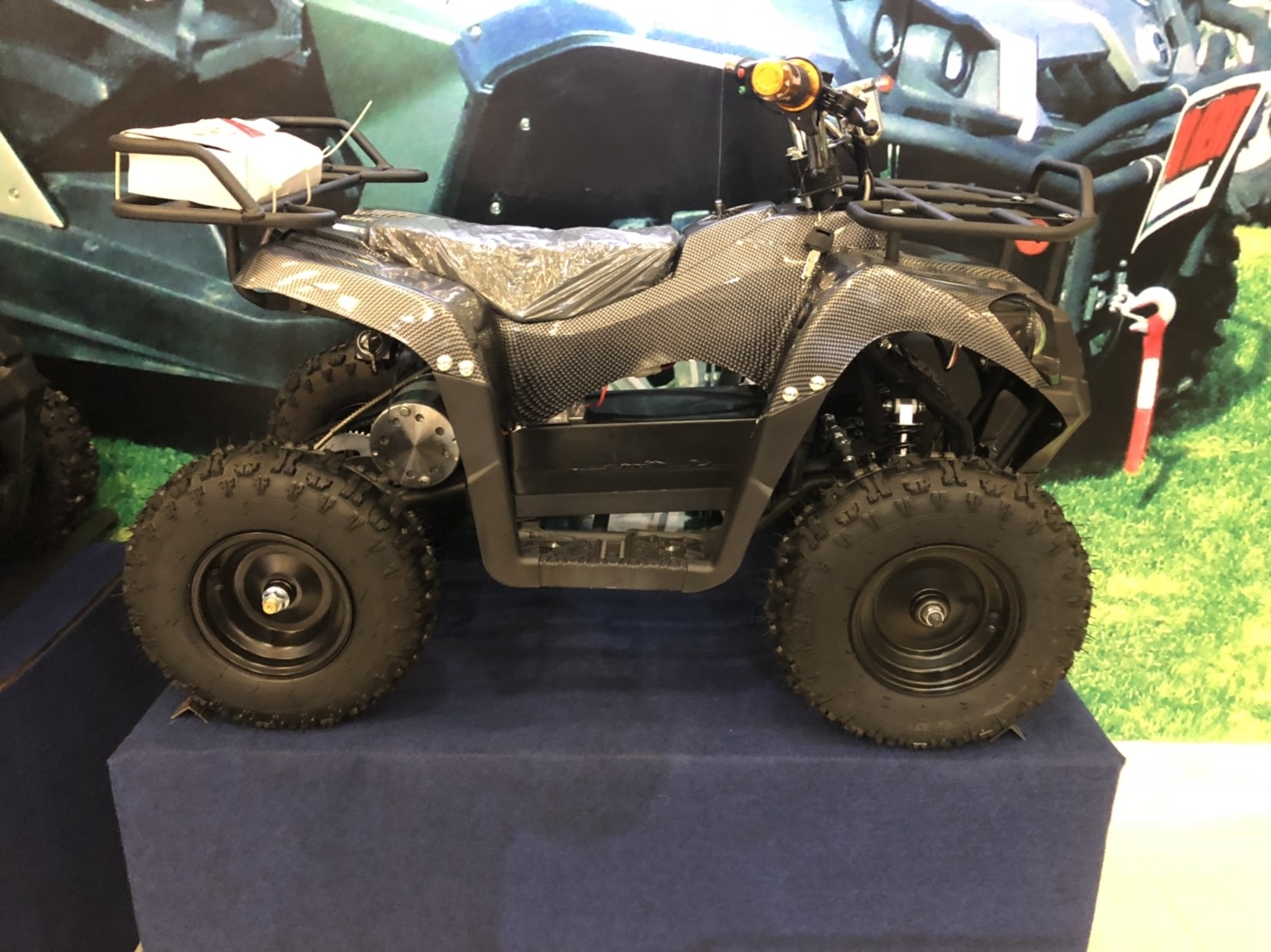 ATV ขับเคลื่อนด้วยระบบมอเตอร์ไฟฟ้า เหมาะสำหรับเด็ก 4 ขวบขึ้นไปเงียบและปรอทภัยแบตชาร์ทกับไฟบ้านได้ สินค้าจากโรงงานมาตราฐานอะไหล่มีเปลี่ยนทุกชิ้น