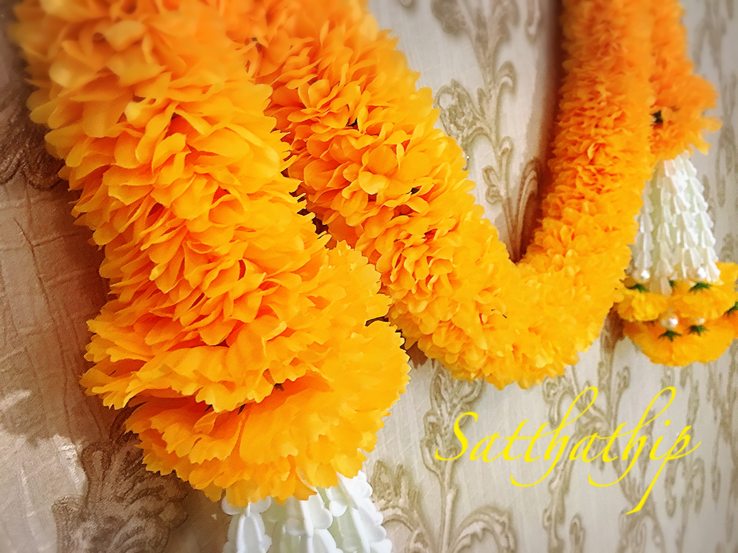 พวงมาลัยผ้าสองชาย [แบบตัดก้านดอก ร้อยแน่น 450 บาท/เมตร]