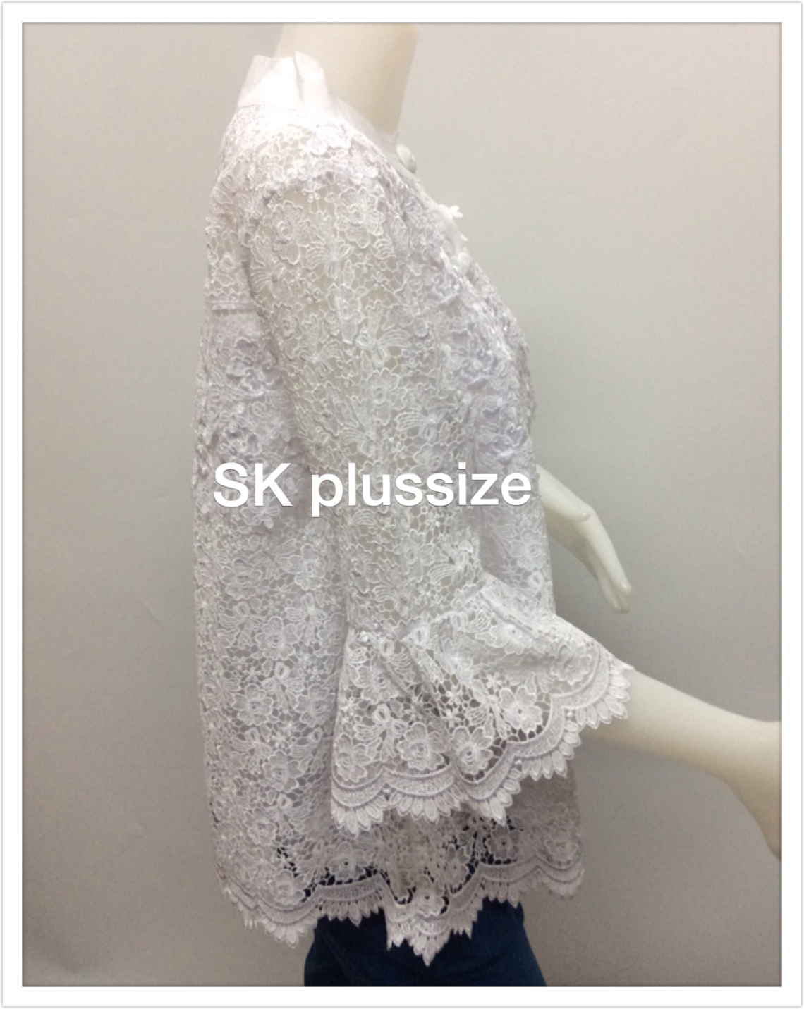 เสื้อลูกไม้ สีขาว คอตั้ง แขนระบาย รอบอก 44 นิ้ว