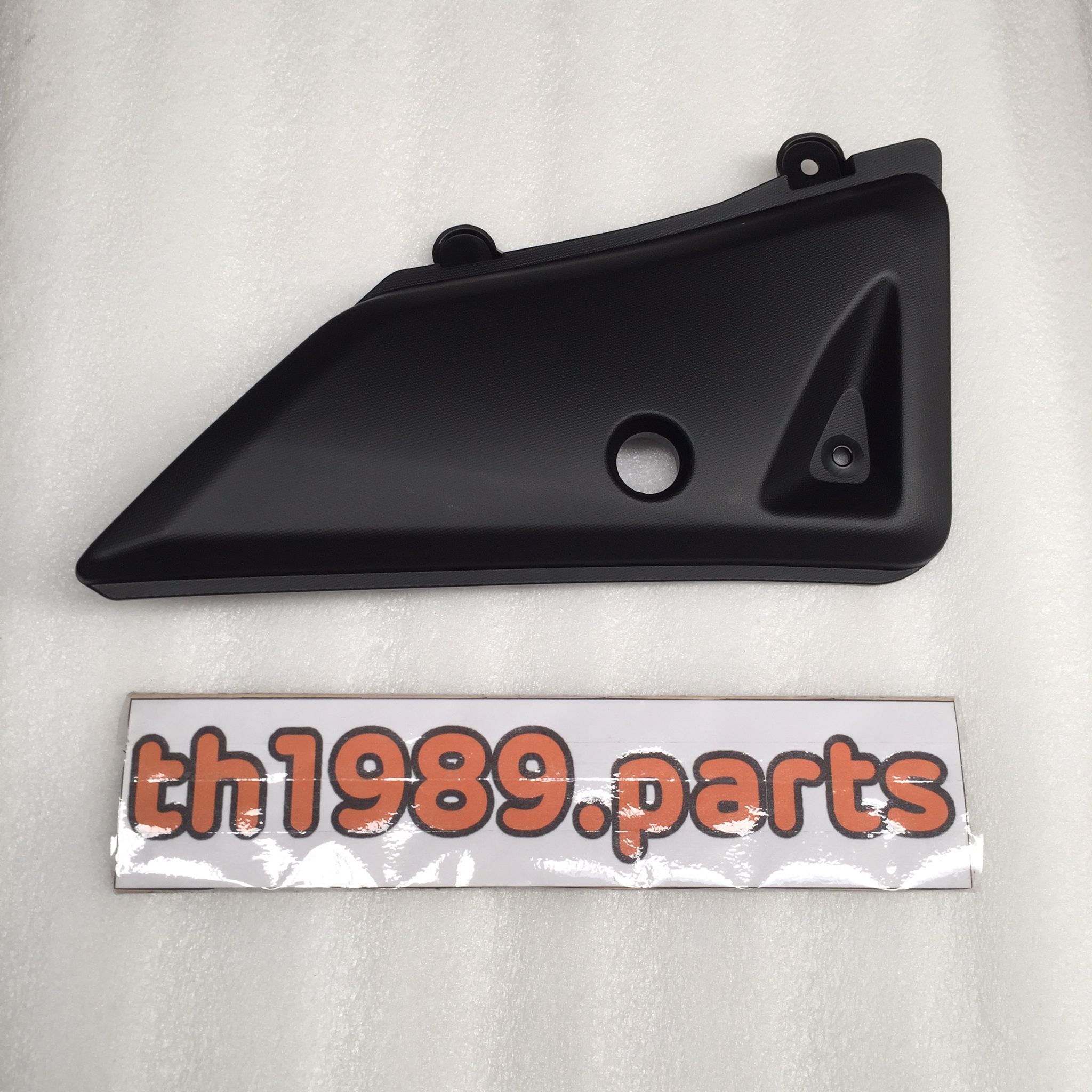 B48-F2856-00 ฝาครอบใต้เบาะข้างซ้าย M-SLAZ (ซ้าย L) อะไหล่แท้ YAMAHA
