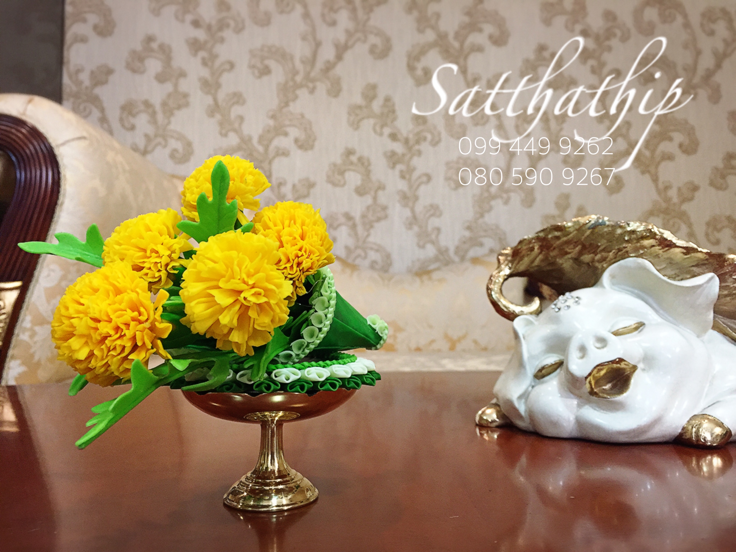 ชุดกรวยดอกดาวเรือง พร้อมถาดใบตอง ประดิษฐ์จากดิน บนพานทองเหลือง - ดอกดาวเรือง - Marigold