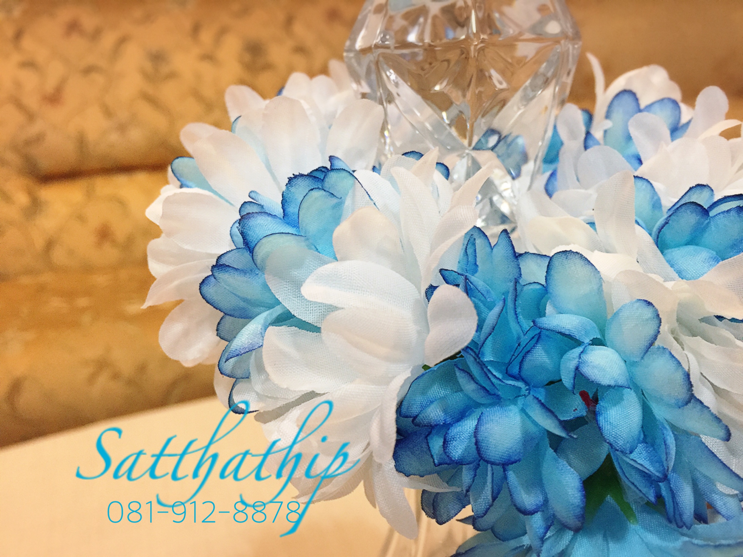 พวงมาลัยผ้า ดอกมัม สีขาว,ฟ้า (สีประจำวันศุกร์) - พวงมาลัยผ้า ประจำวันศุกร์ - Fabric garland