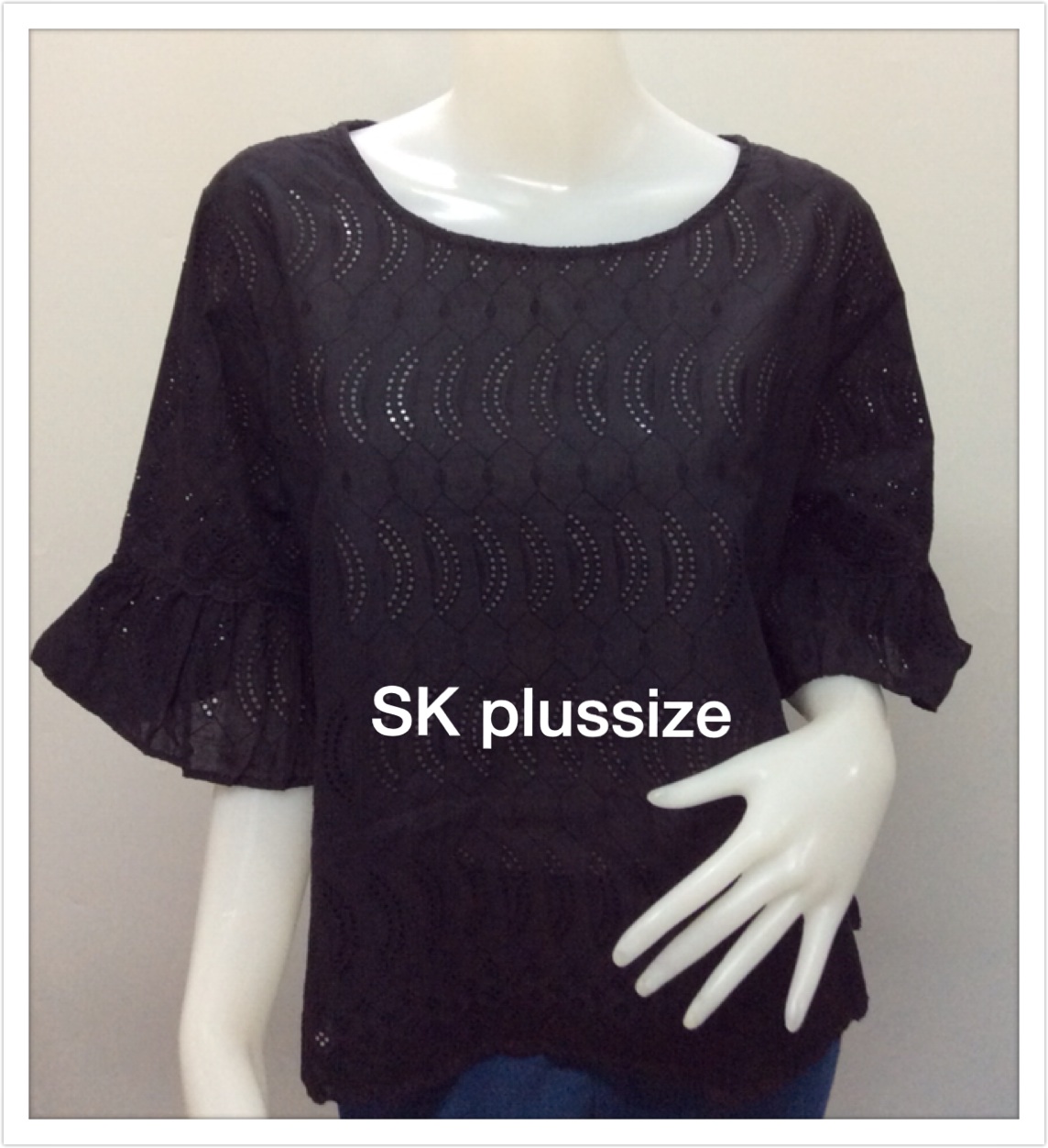 เสื้อคอตตอนฉลุ สีดำ แขนต่อระบาย รอบอก 50 นิ้ว