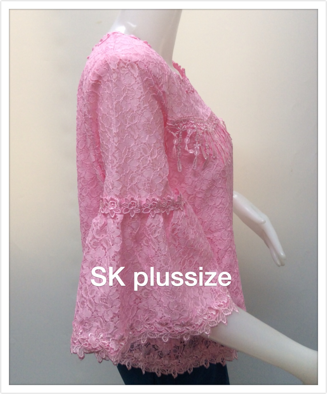 เสื้อลูกไม้ แขนพุ่ม สีชมพู รอบอก 38 นิ้ว