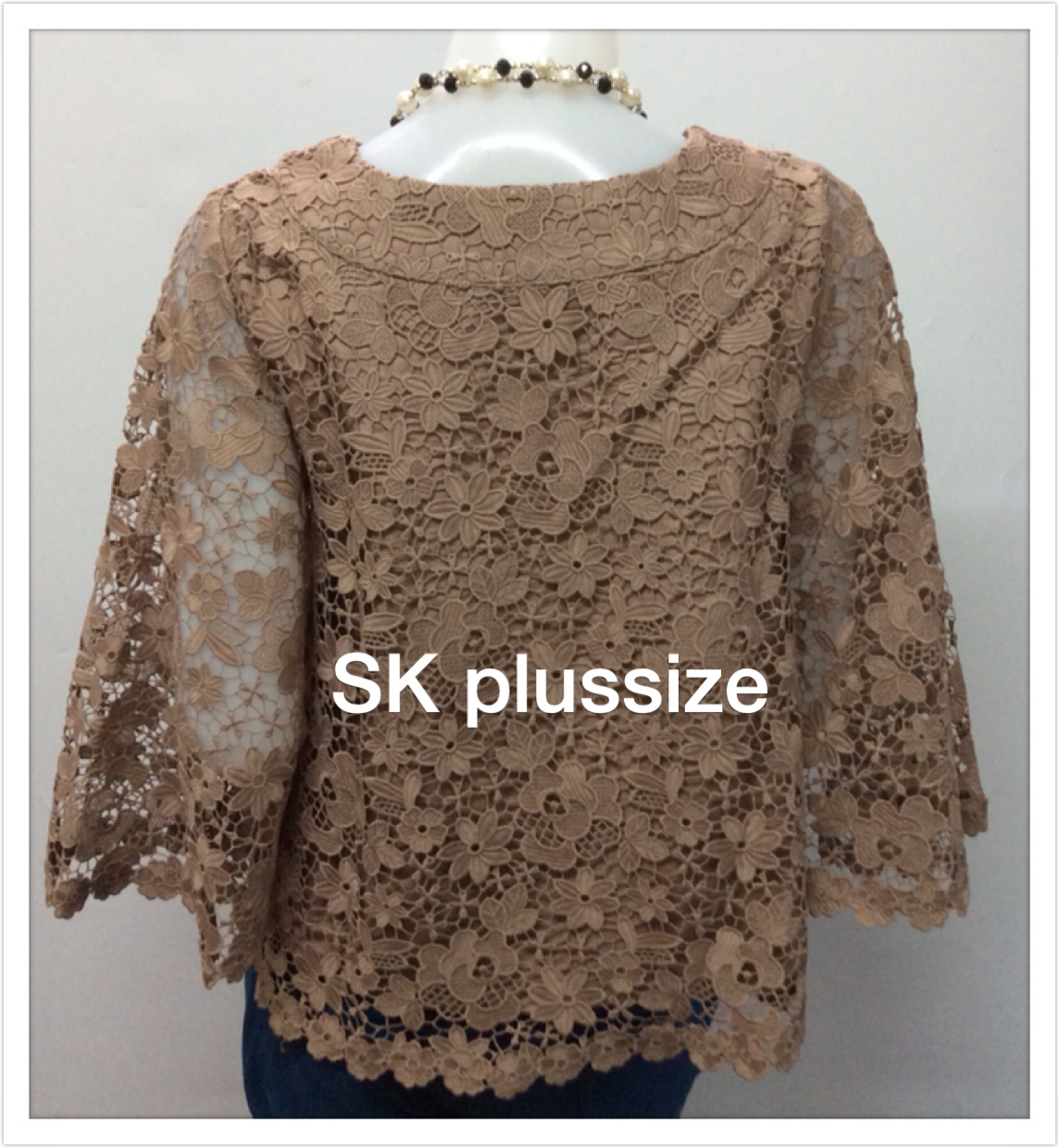 เสื้อลูกไม้ ทรงเอ สีน้ำตาล คอปาด แขนบาน รอบอก 38 นิ้ว