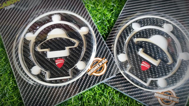 สติ๊กเกอร์คาร์บอนแท้ สำหรับแปะที่เติมน้ำมัน ของ Monster 821 2018+