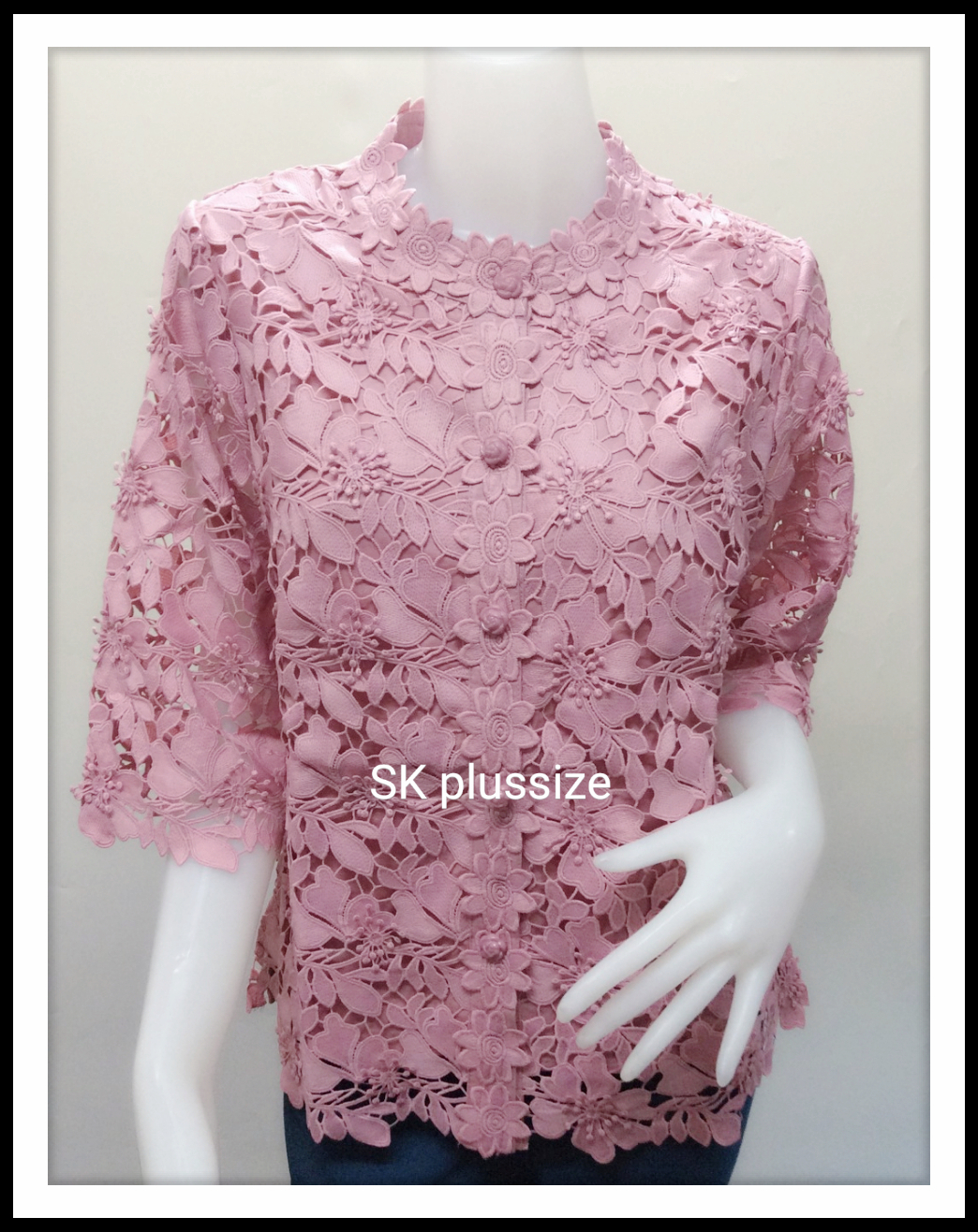 เสื้อลูกไม้คอตั้ง สีกะปิ รอบอก 44 นิ้ว