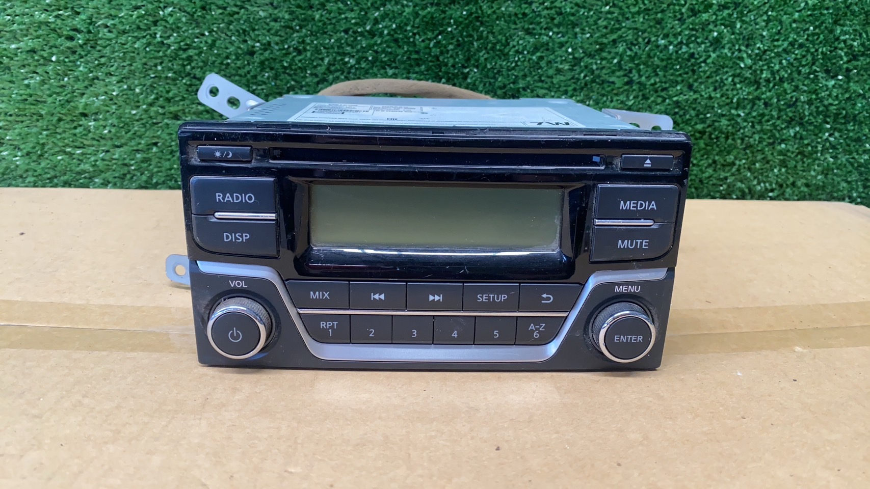 ปุ่มสวิตช์แอร์เครื่องเสียงในห้องเครื่องยนต์ Nissan Pulsar 2016