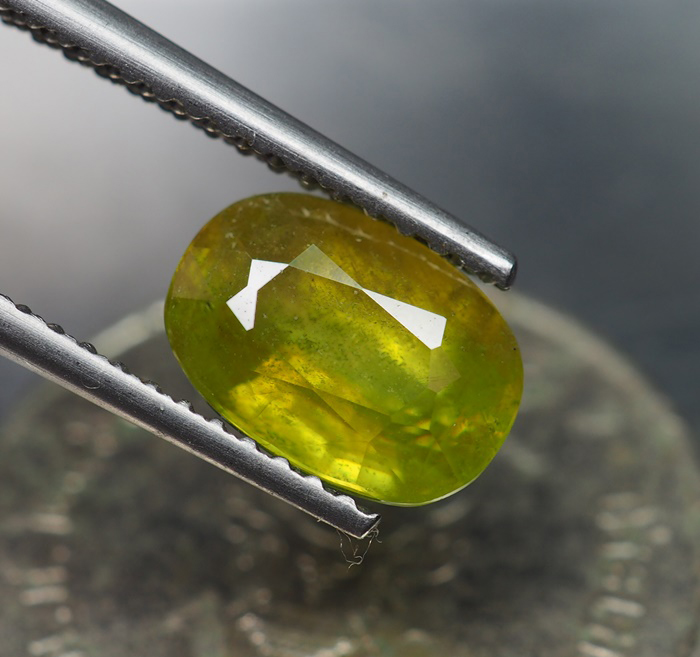 พลอยแท้สฟีน (Sphene) 2.25 กะรัต