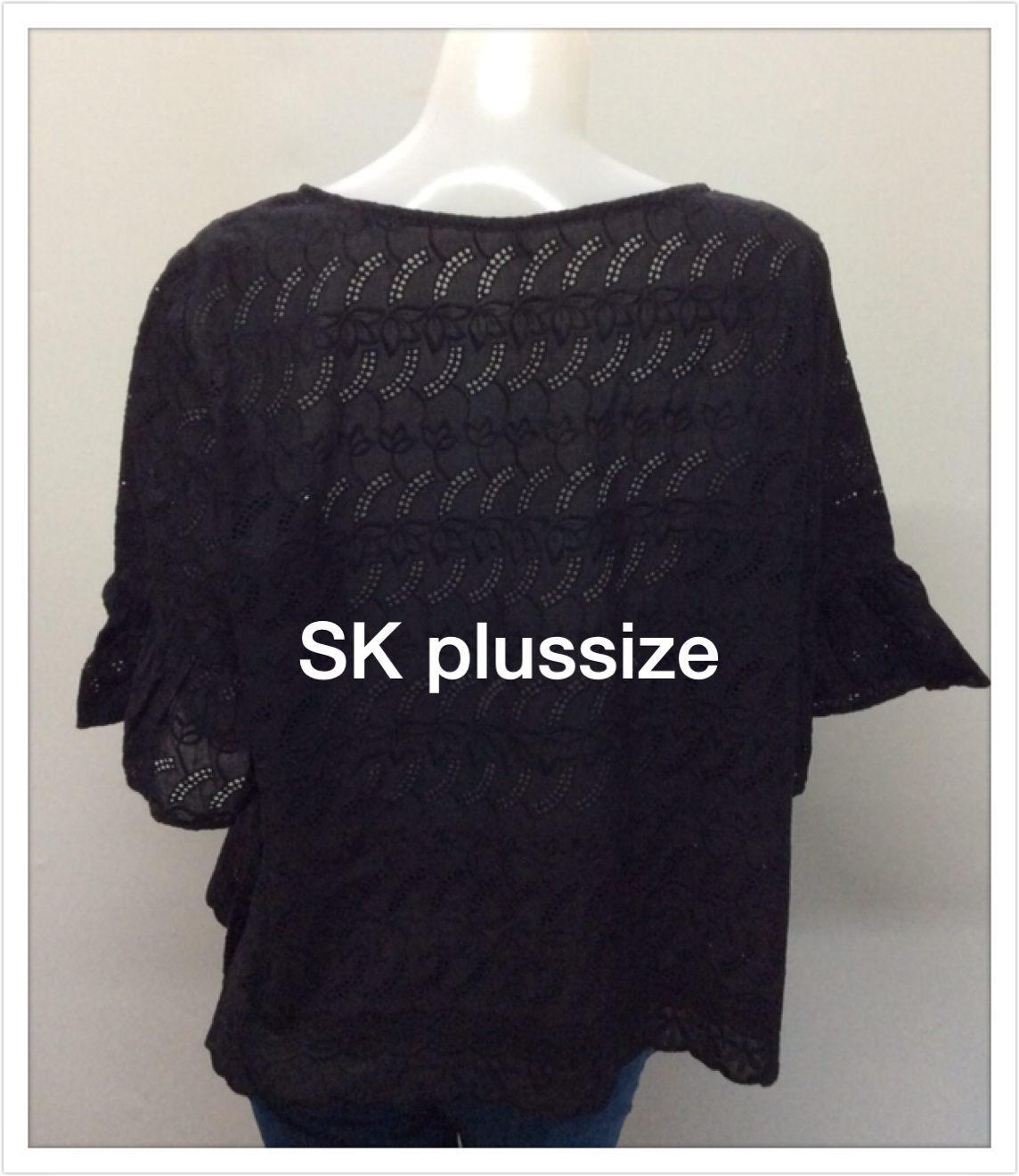 เสื้อคอตตอนฉลุ สีดำ คอปาด แขนต่อระบาย รอบอก 50 นิ้ว