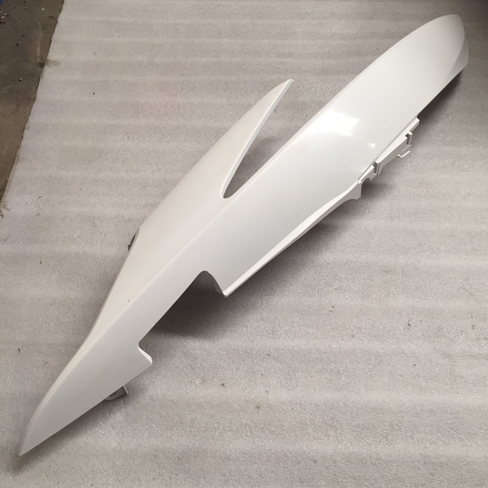 ฝาครอบท้ายด้านซ้ายสีขาว สำหรับรุ่น CLICK110 ปี 2006 อะไหล่แท้ HONDA 83600-KVB-900ZF