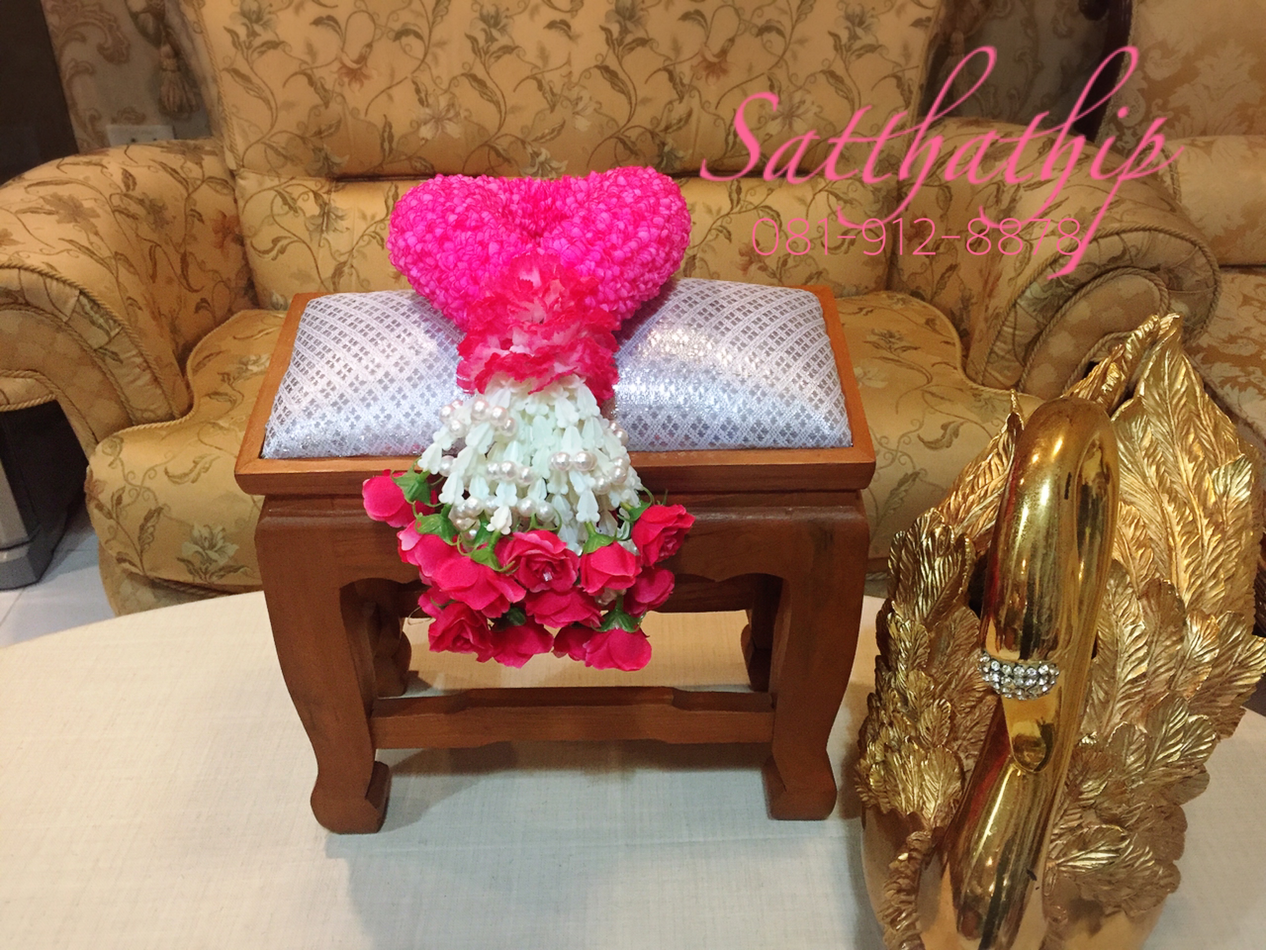 พวงมาลัยผ้า ดอกมัม (ร้อยด้วยกลีบ) สีชมพูบานเย็น - พวงมาลัยผ้า - Fabric garland
