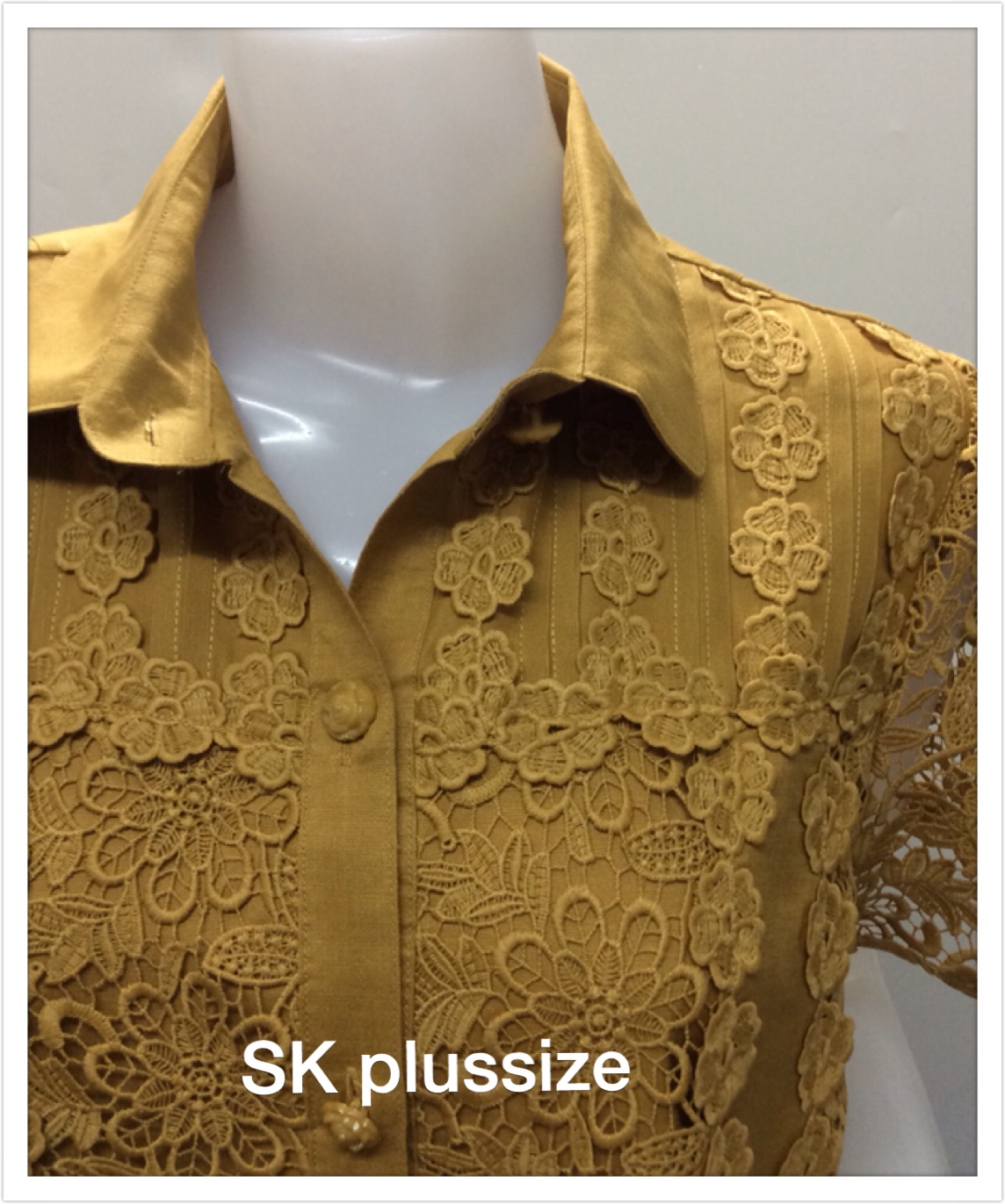 เสื้อเชิ้ตลินิน แต่งลูกไม้ แขนสั้น สีเหลืองทอง รอบอก 48 นิ้ว