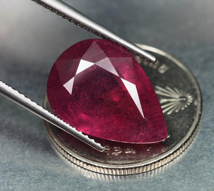 พลอยทับทิม (Ruby) 8.20 กะรัตสีชมพูอมม่วง