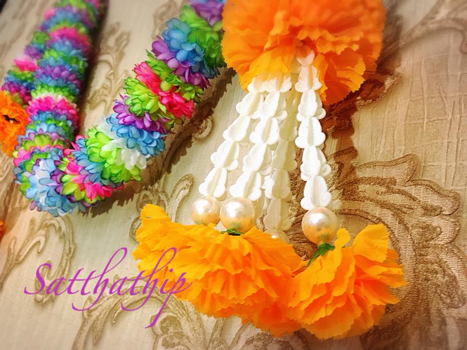 พวงมาลัยผ้าสองชาย [แบบตัดก้านดอก ร้อยแน่น 450 บาท/เมตร]