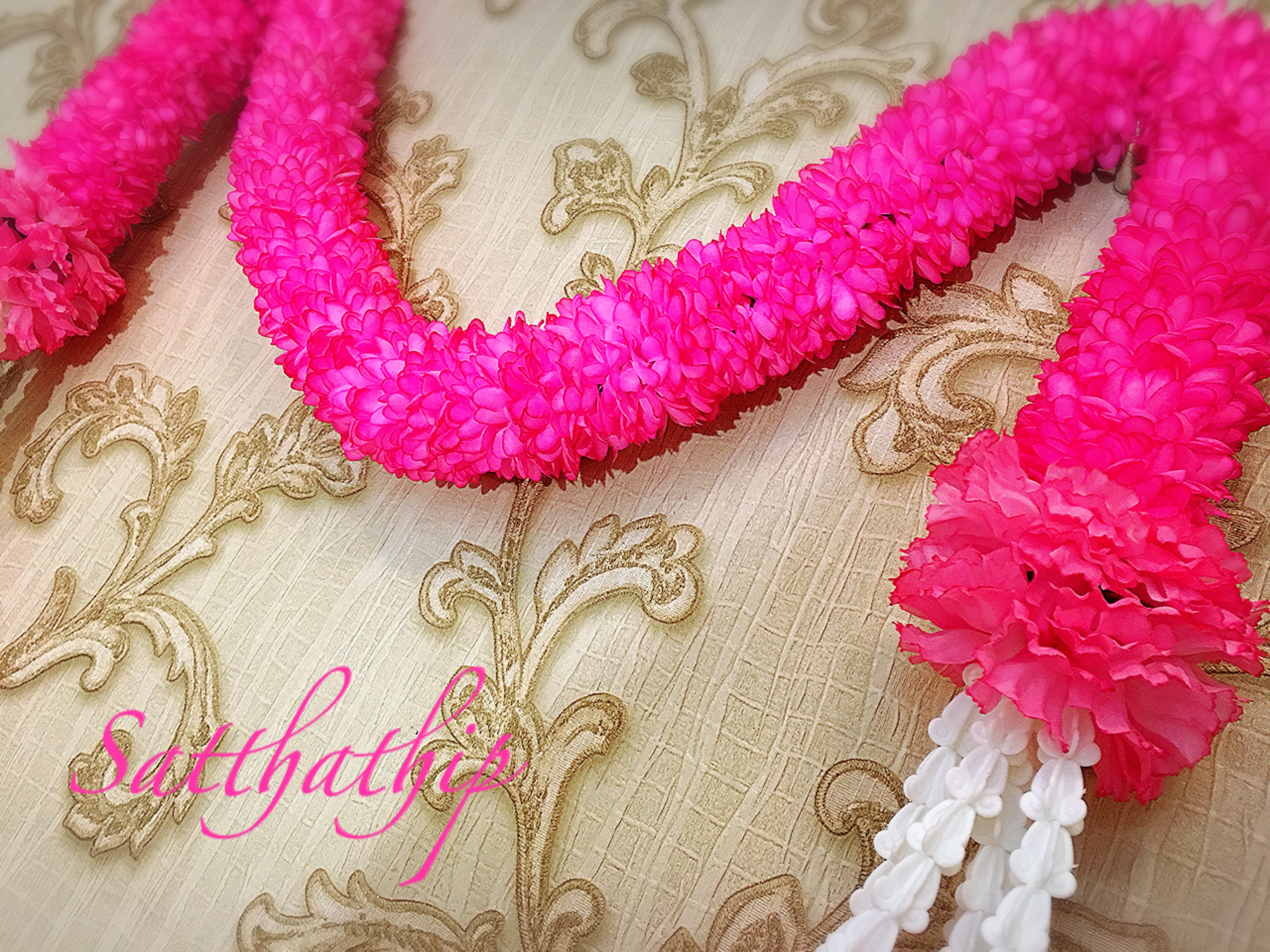 พวงมาลัยผ้าสองชาย [แบบตัดก้านดอก ร้อยแน่น 450 บาท/เมตร]