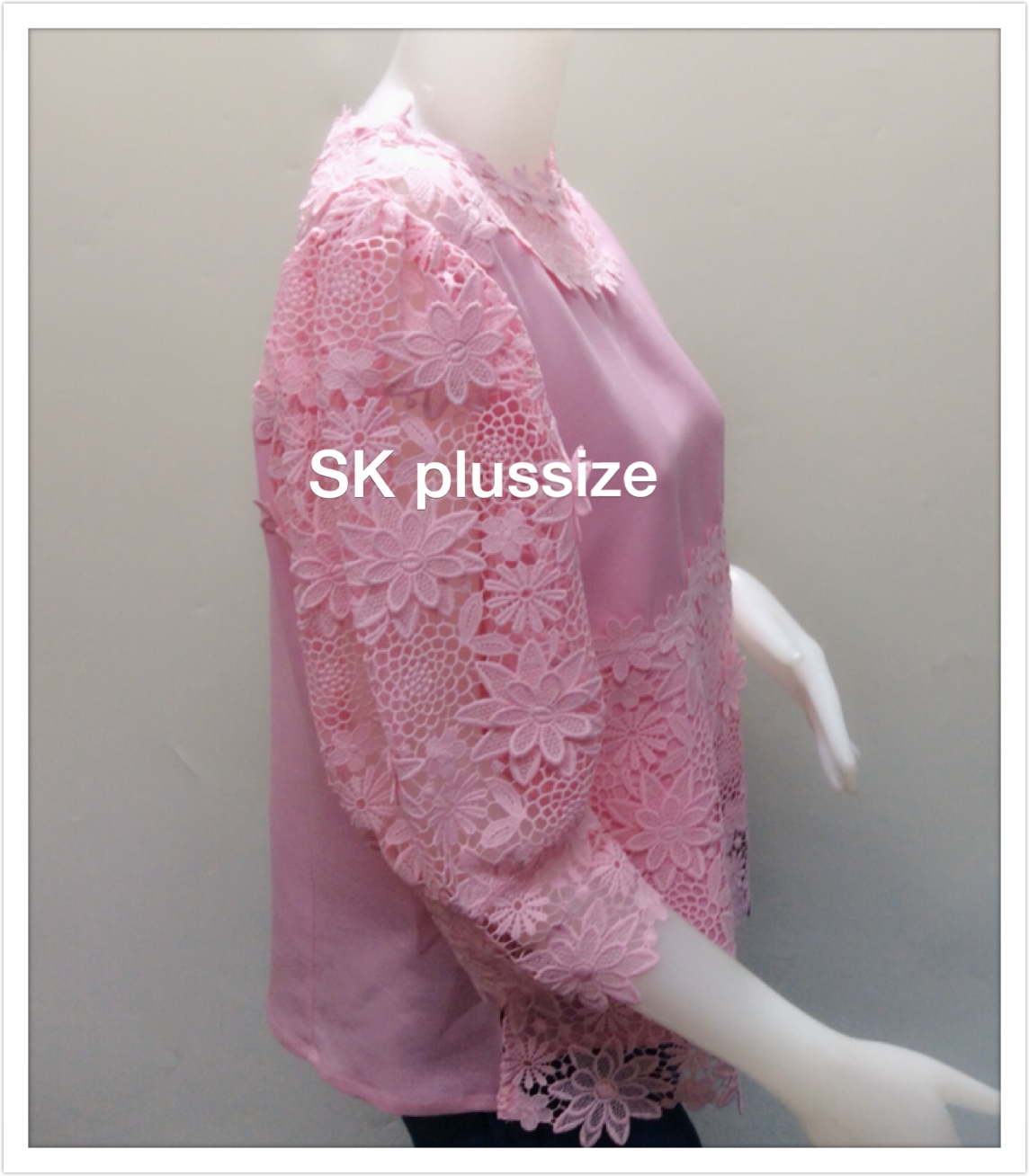 เสื้อลินินแต่งลูกไม้ สีชมพู แขนตุ๊กตา รอบอก 48 นิ้ว